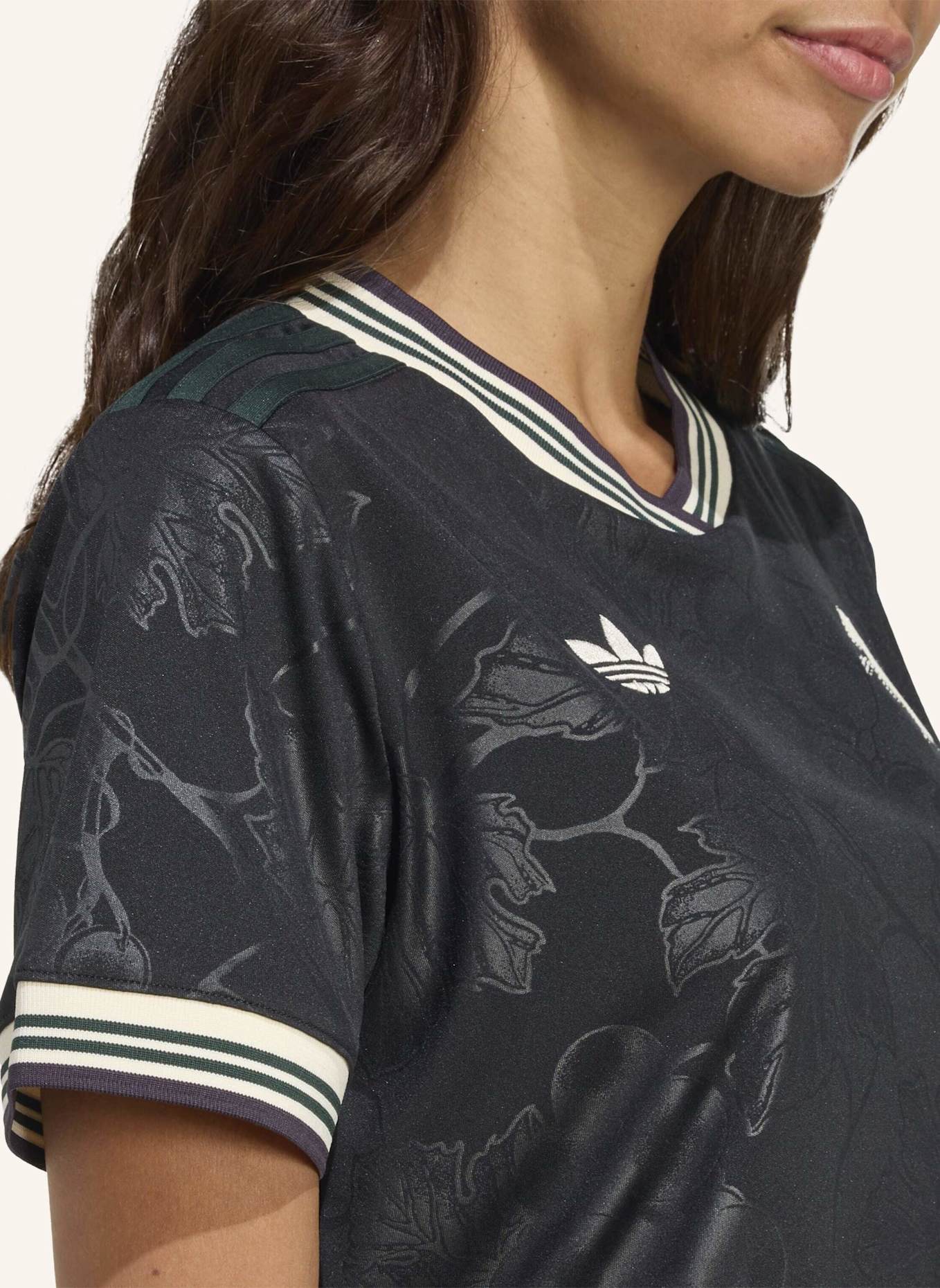 adidas JUVENTUS 25/26 KÜRZER GESCHNITTENES AUSWEICHTRIKOT: SCHWARZ/ ECRU