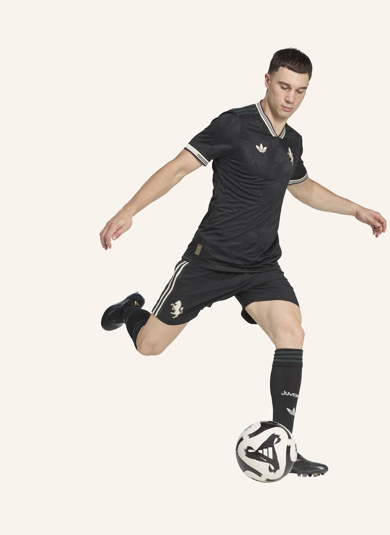 adidas JUVENTUS 25/26 AUSWEICHTRIKOT AUTHENTIC: SCHWARZ/ ECRU