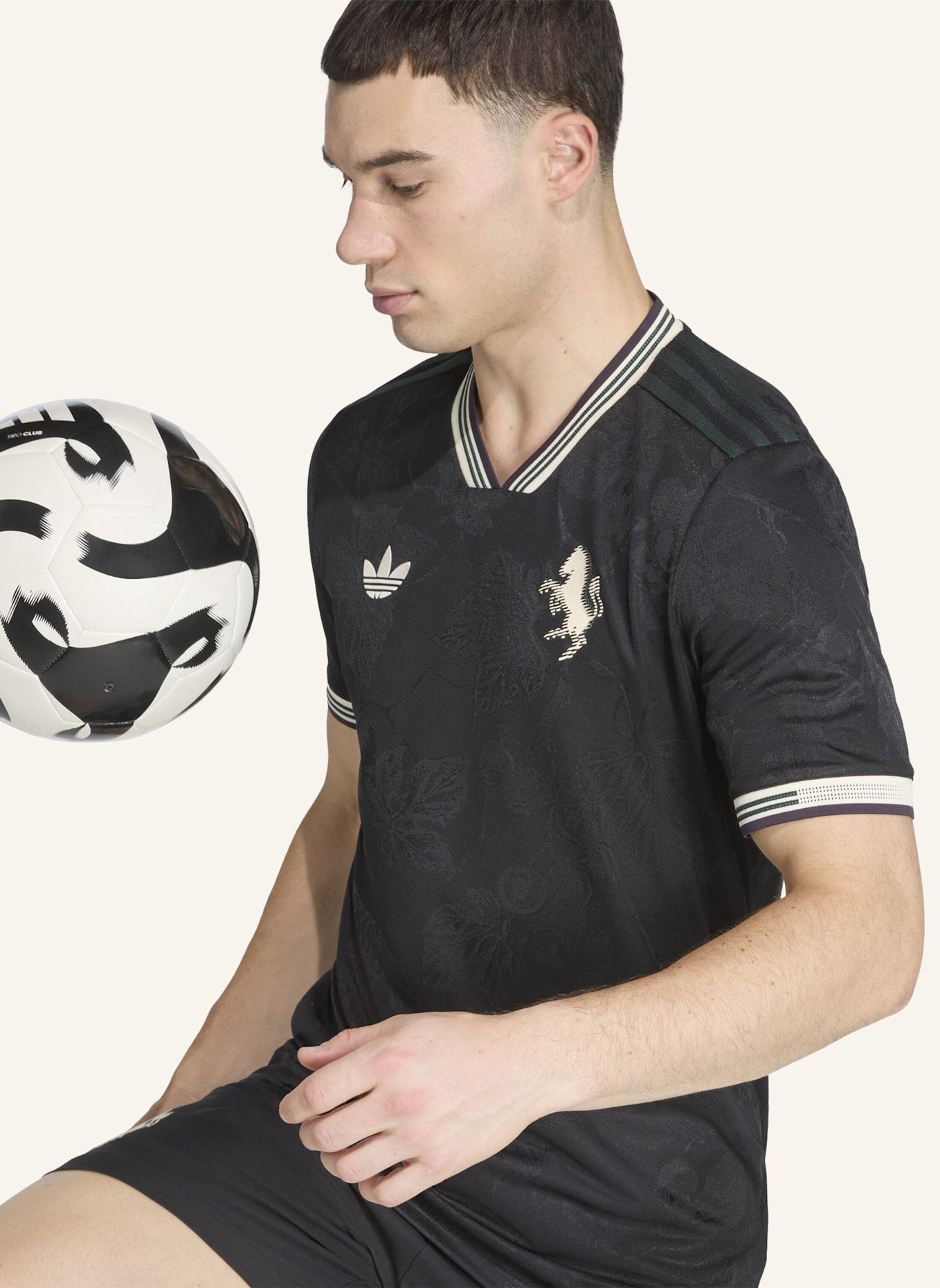 adidas JUVENTUS 25/26 AUSWEICHTRIKOT AUTHENTIC: SCHWARZ/ ECRU