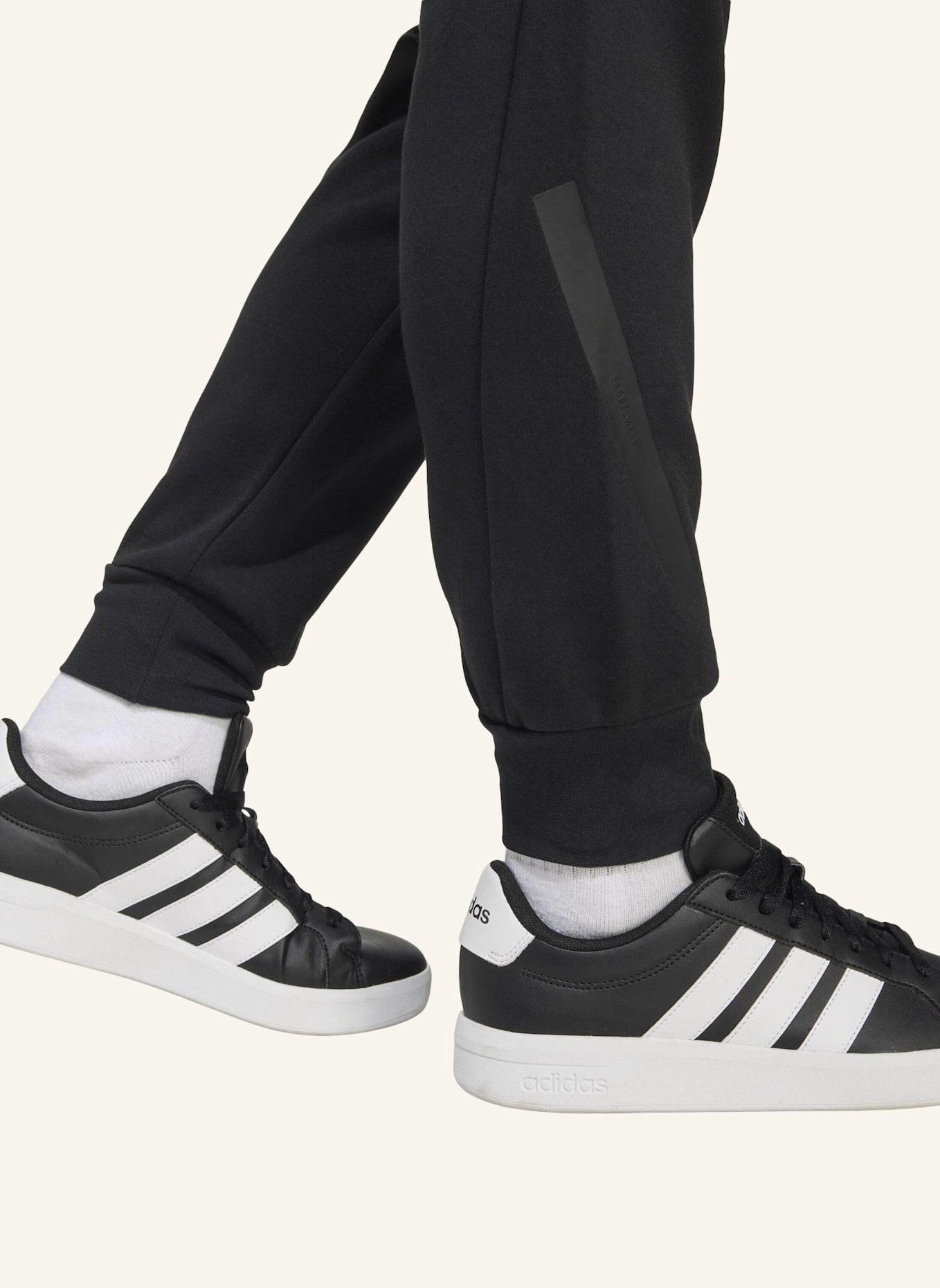 adidas ADIDAS Z.N.E. HOSE MIT SCHMAL ZULAUFENDER BEINFORM: SCHWARZ