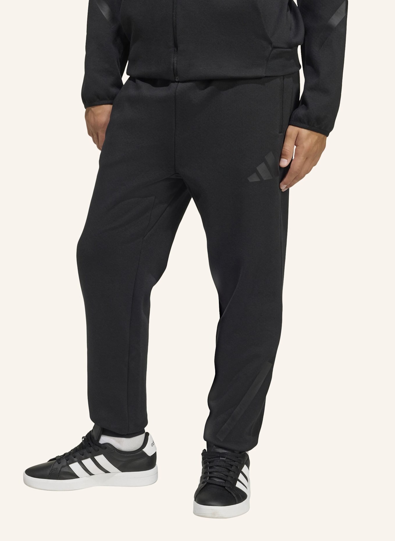 adidas ADIDAS Z.N.E. HOSE MIT SCHMAL ZULAUFENDER BEINFORM: SCHWARZ