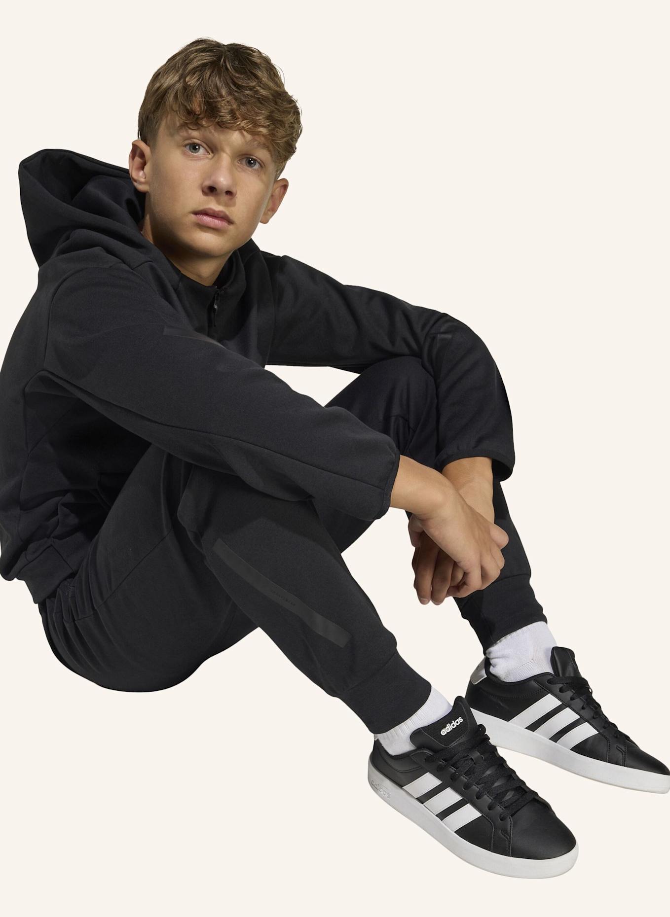 adidas ADIDAS Z.N.E. HOSE MIT SCHMAL ZULAUFENDER BEINFORM: SCHWARZ
