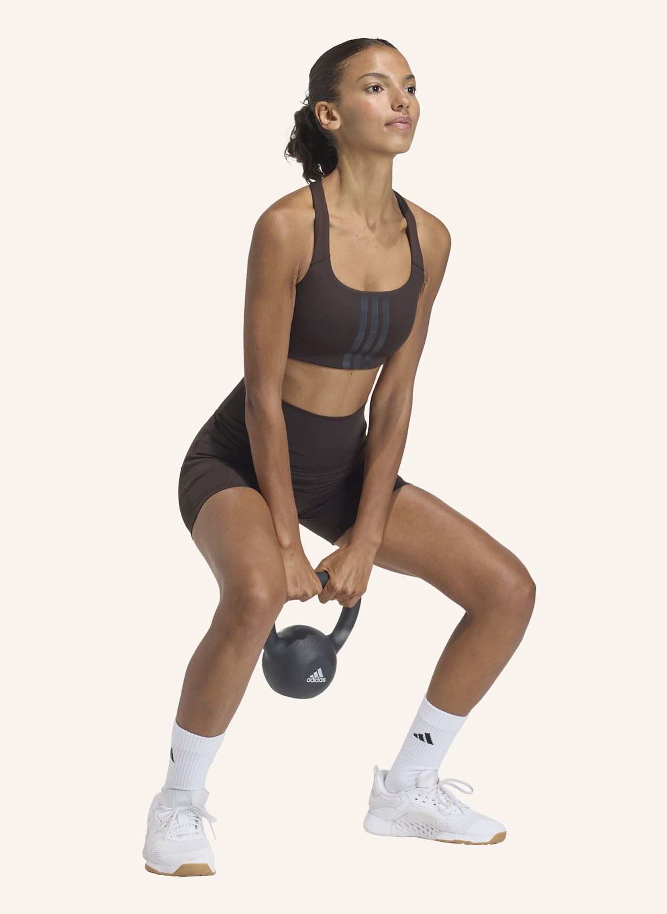 adidas 3-STREIFEN STUDIO ALL ME BOOTY SHORT LEGGINGS: BRAUN