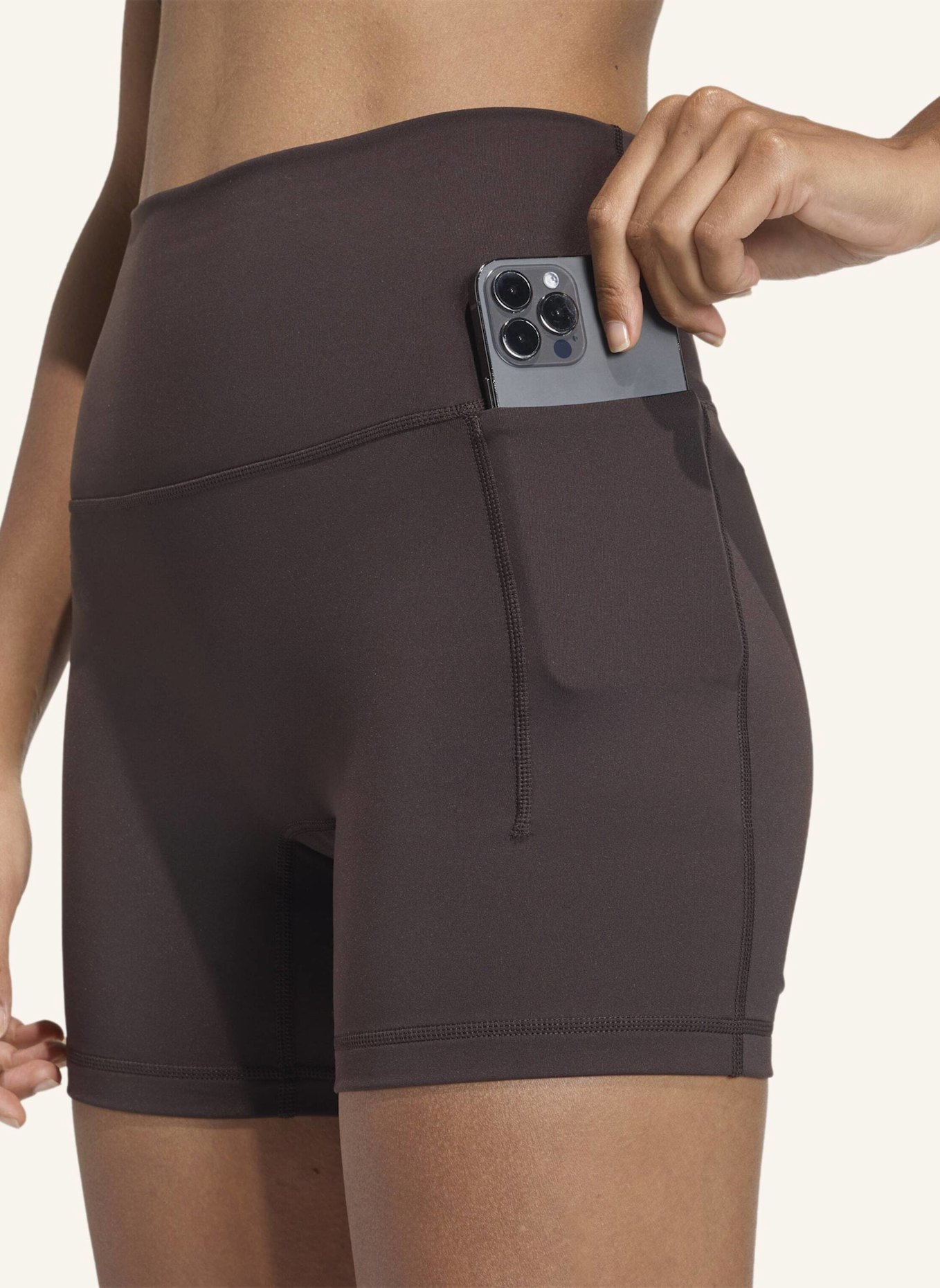 adidas 3-STREIFEN STUDIO ALL ME BOOTY SHORT LEGGINGS: BRAUN