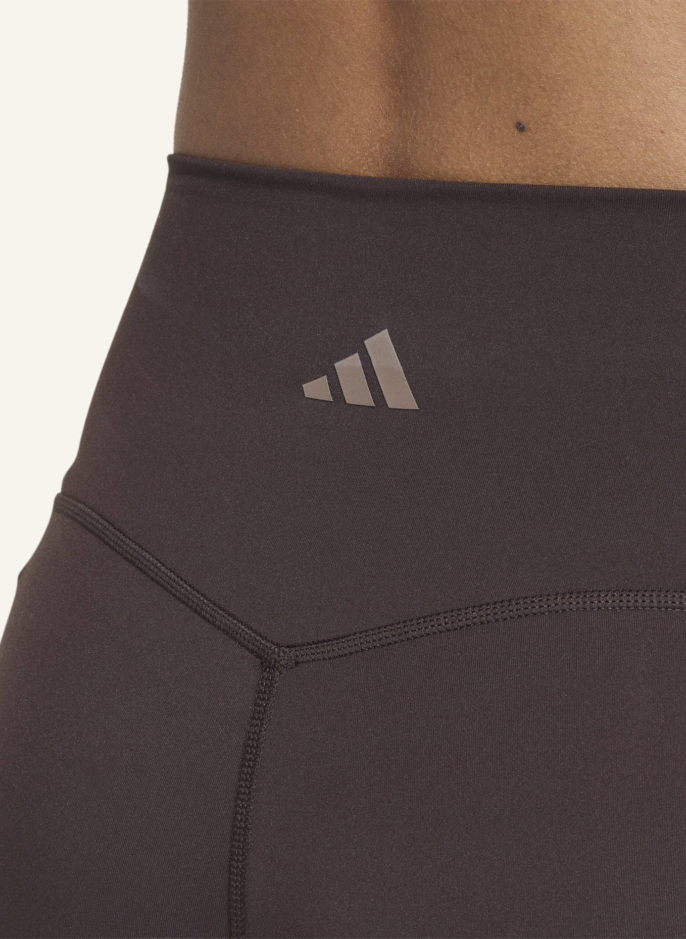 adidas 3-STREIFEN STUDIO ALL ME BOOTY SHORT LEGGINGS: BRAUN