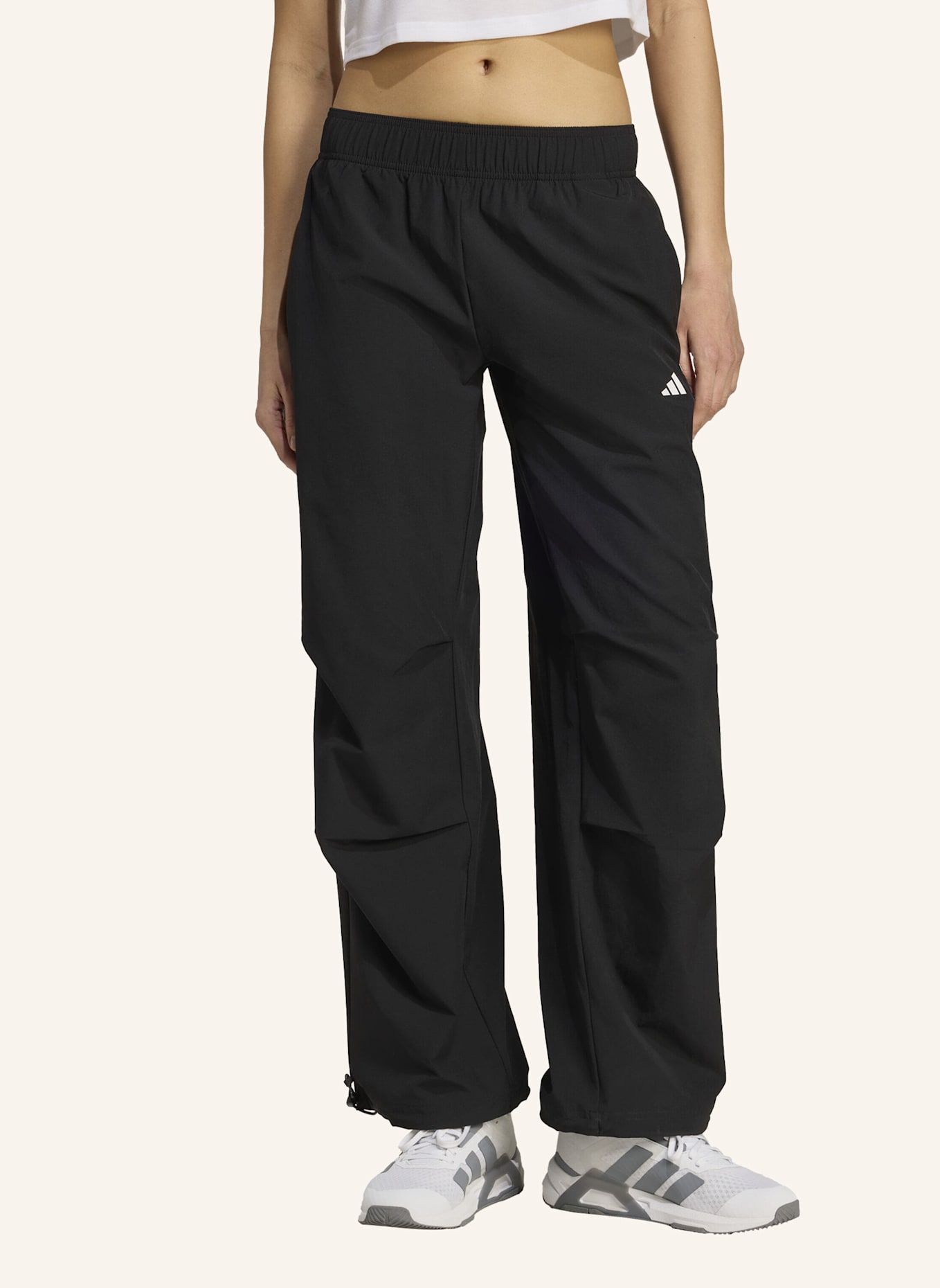 adidas WORKOUT ESSENTIALS GEWEBTE TRAININGSHOSE: SCHWARZ