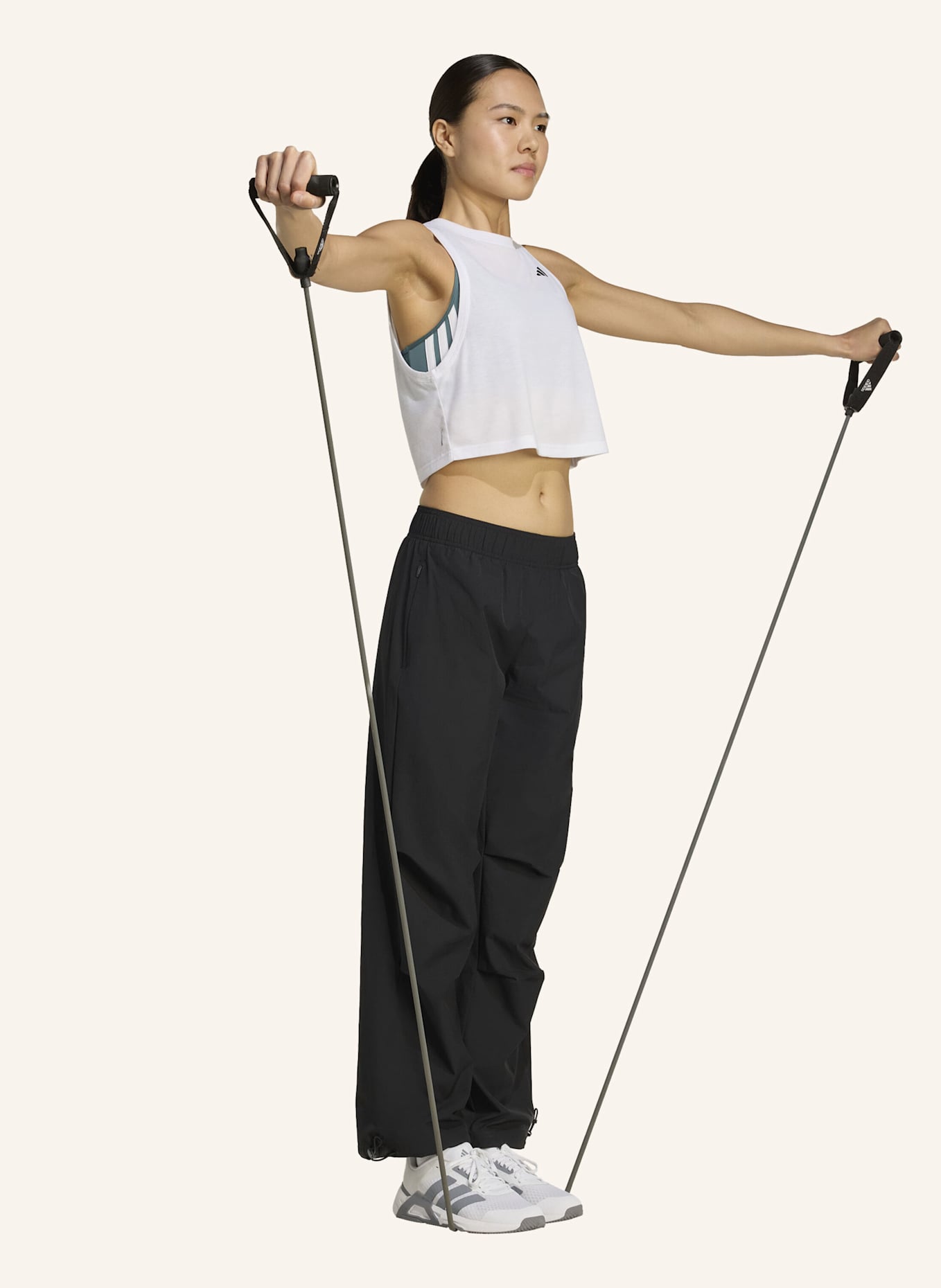 adidas WORKOUT ESSENTIALS GEWEBTE TRAININGSHOSE: SCHWARZ