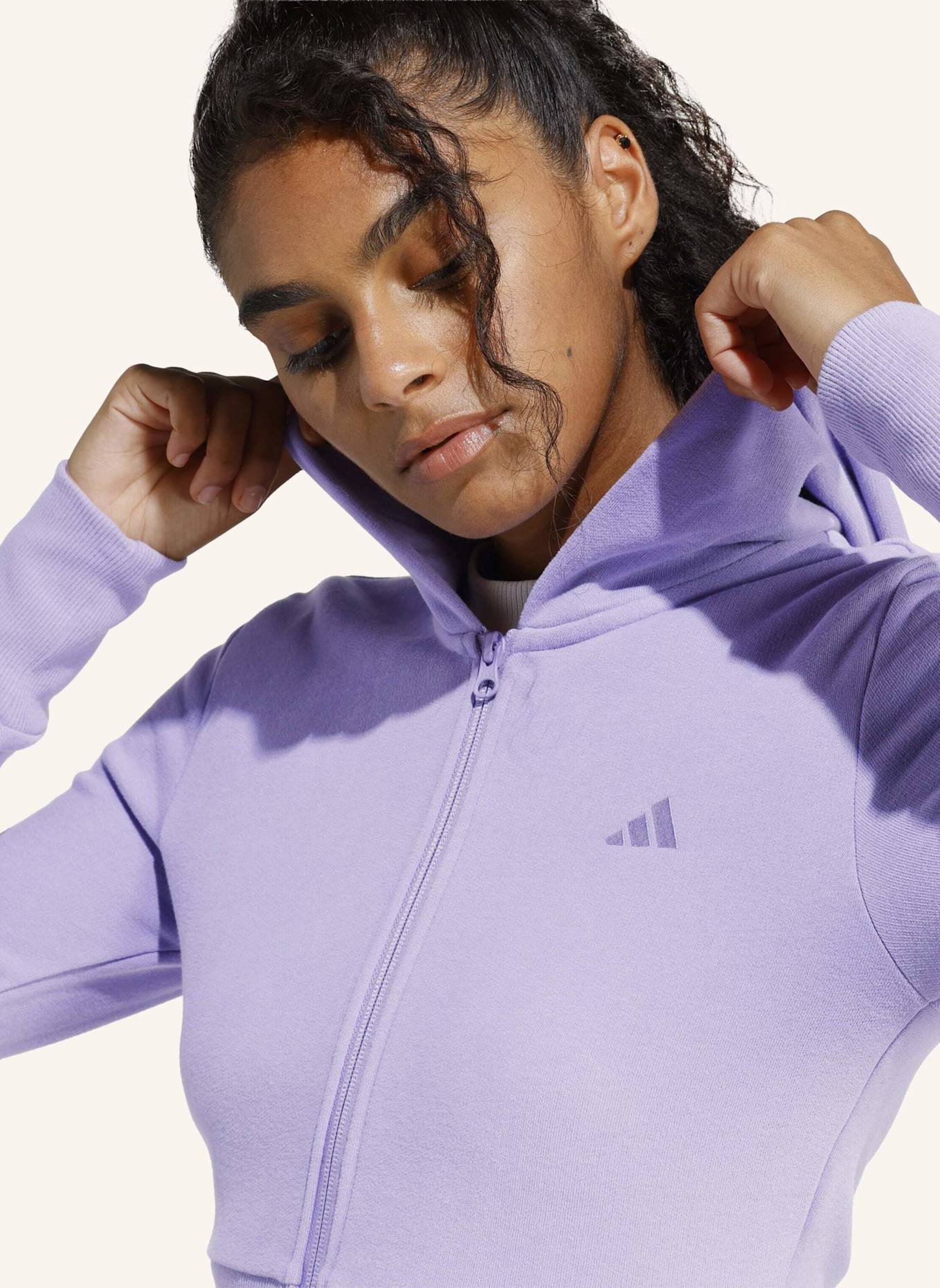 adidas SEASONAL ESSENTIALS FRENCH TERRY TRACK TOP MIT DURCHGEHENDEM REISSVERSCHLUSS: LILA
