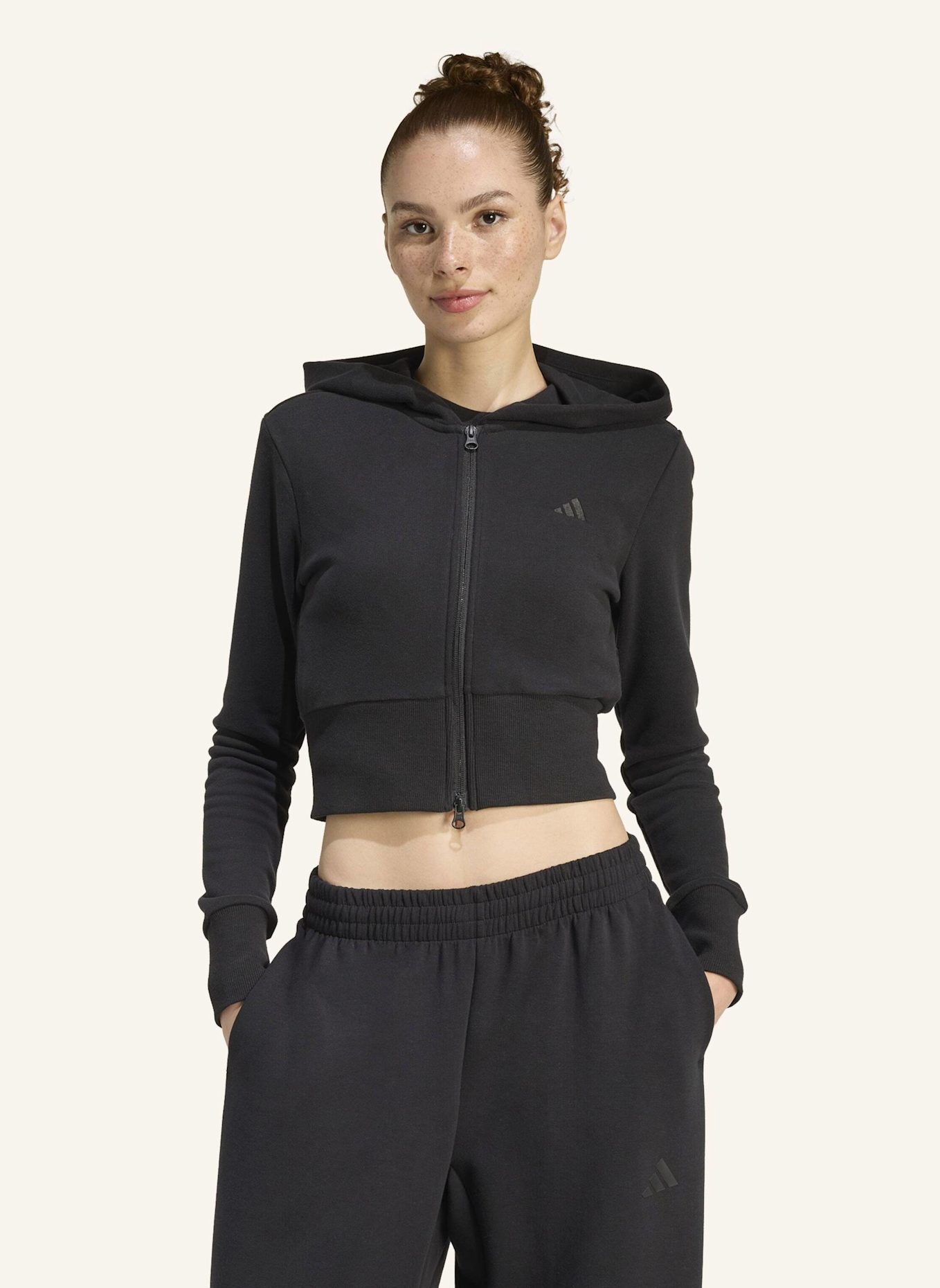 adidas SEASONAL ESSENTIALS FRENCH TERRY TRACK TOP MIT DURCHGEHENDEM REISSVERSCHLUSS: SCHWARZ