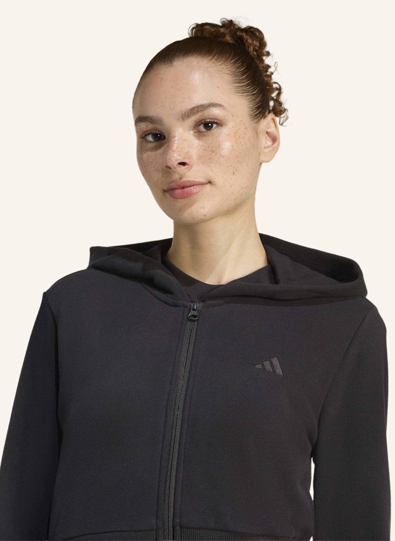 adidas SEASONAL ESSENTIALS FRENCH TERRY TRACK TOP MIT DURCHGEHENDEM REISSVERSCHLUSS: SCHWARZ