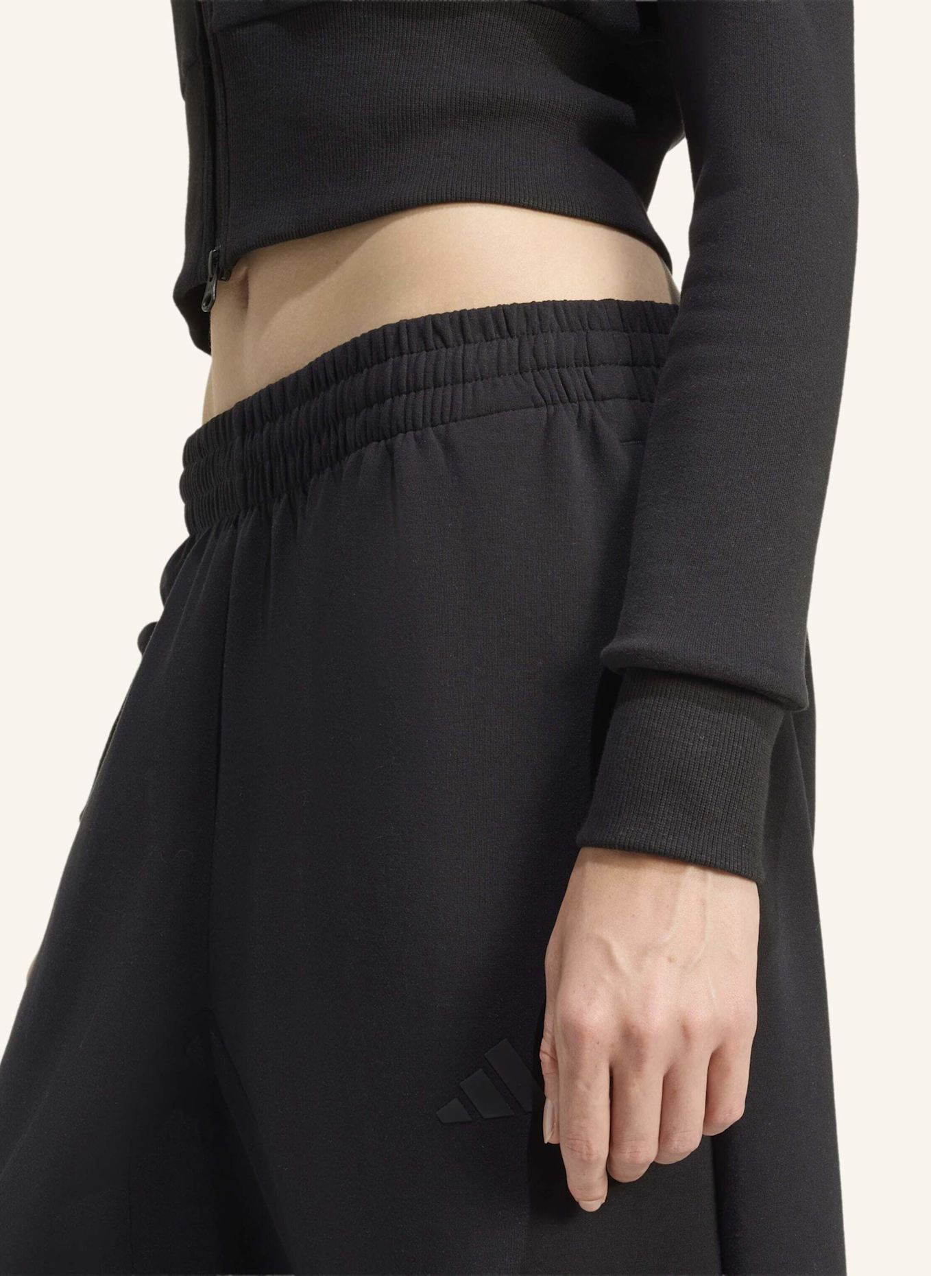 adidas SEASONAL ESSENTIALS FRENCH TERRY TRACK TOP MIT DURCHGEHENDEM REISSVERSCHLUSS: SCHWARZ