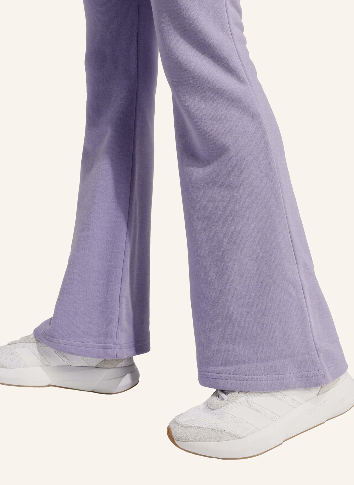 adidas SEASONAL ESSENTIALS FRENCH TERRY AUSGESTELLTE HOSE: LILA