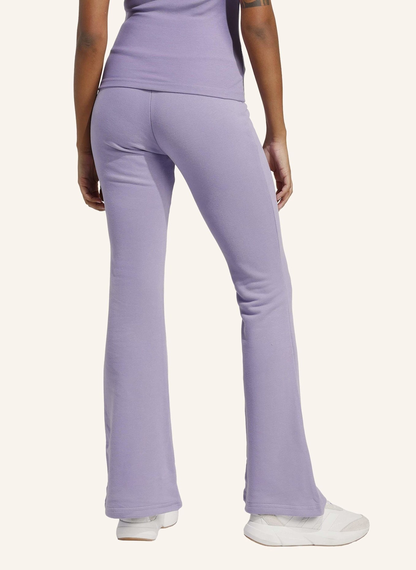 adidas SEASONAL ESSENTIALS FRENCH TERRY AUSGESTELLTE HOSE: LILA