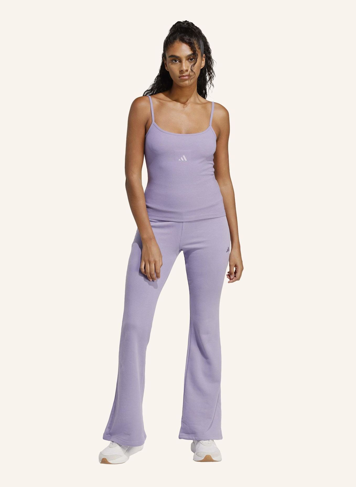 adidas SEASONAL ESSENTIALS FRENCH TERRY AUSGESTELLTE HOSE: LILA