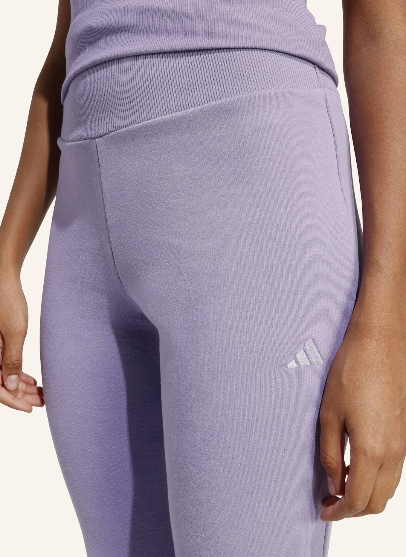 adidas SEASONAL ESSENTIALS FRENCH TERRY AUSGESTELLTE HOSE: LILA