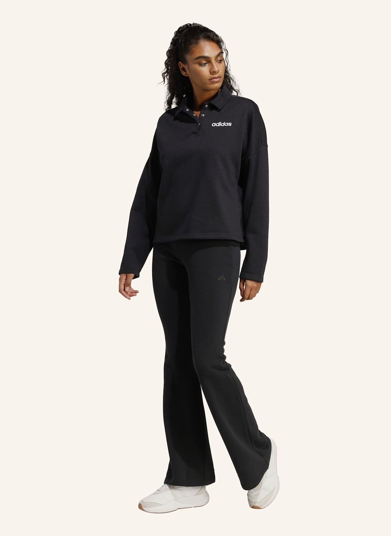 adidas SEASONAL ESSENTIALS FRENCH TERRY AUSGESTELLTE HOSE: SCHWARZ