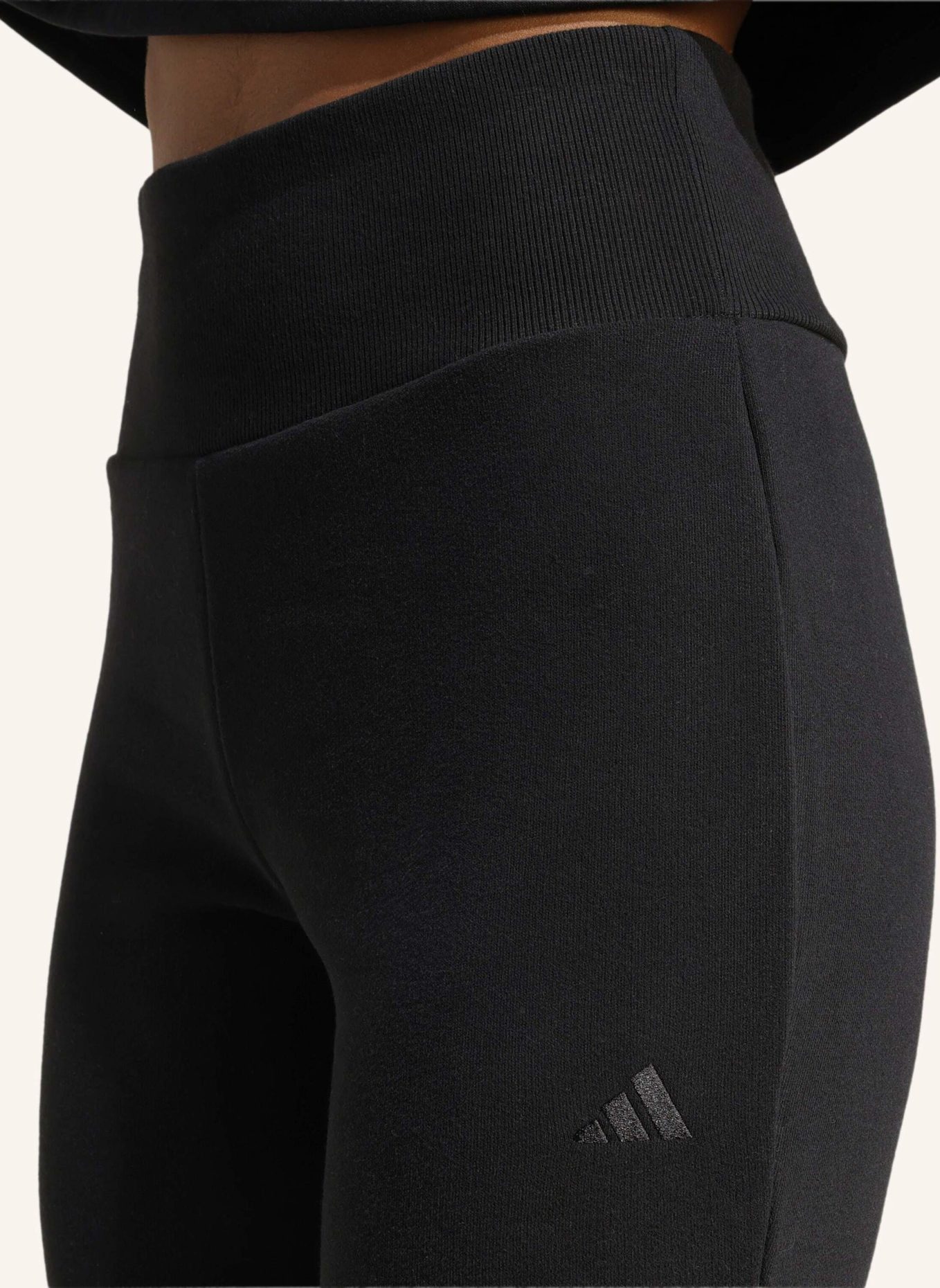 adidas SEASONAL ESSENTIALS FRENCH TERRY AUSGESTELLTE HOSE: SCHWARZ