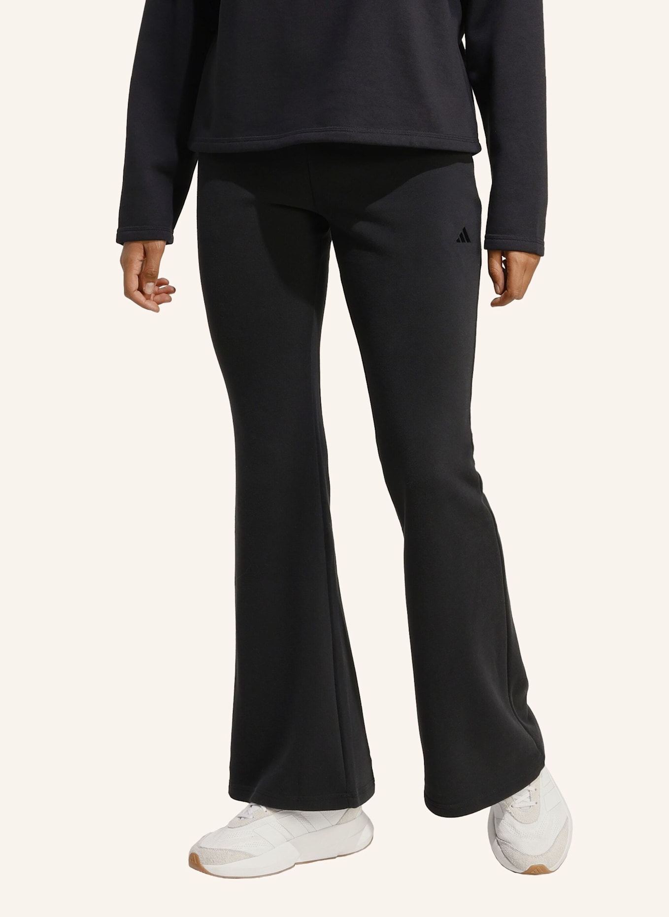 adidas SEASONAL ESSENTIALS FRENCH TERRY AUSGESTELLTE HOSE: SCHWARZ