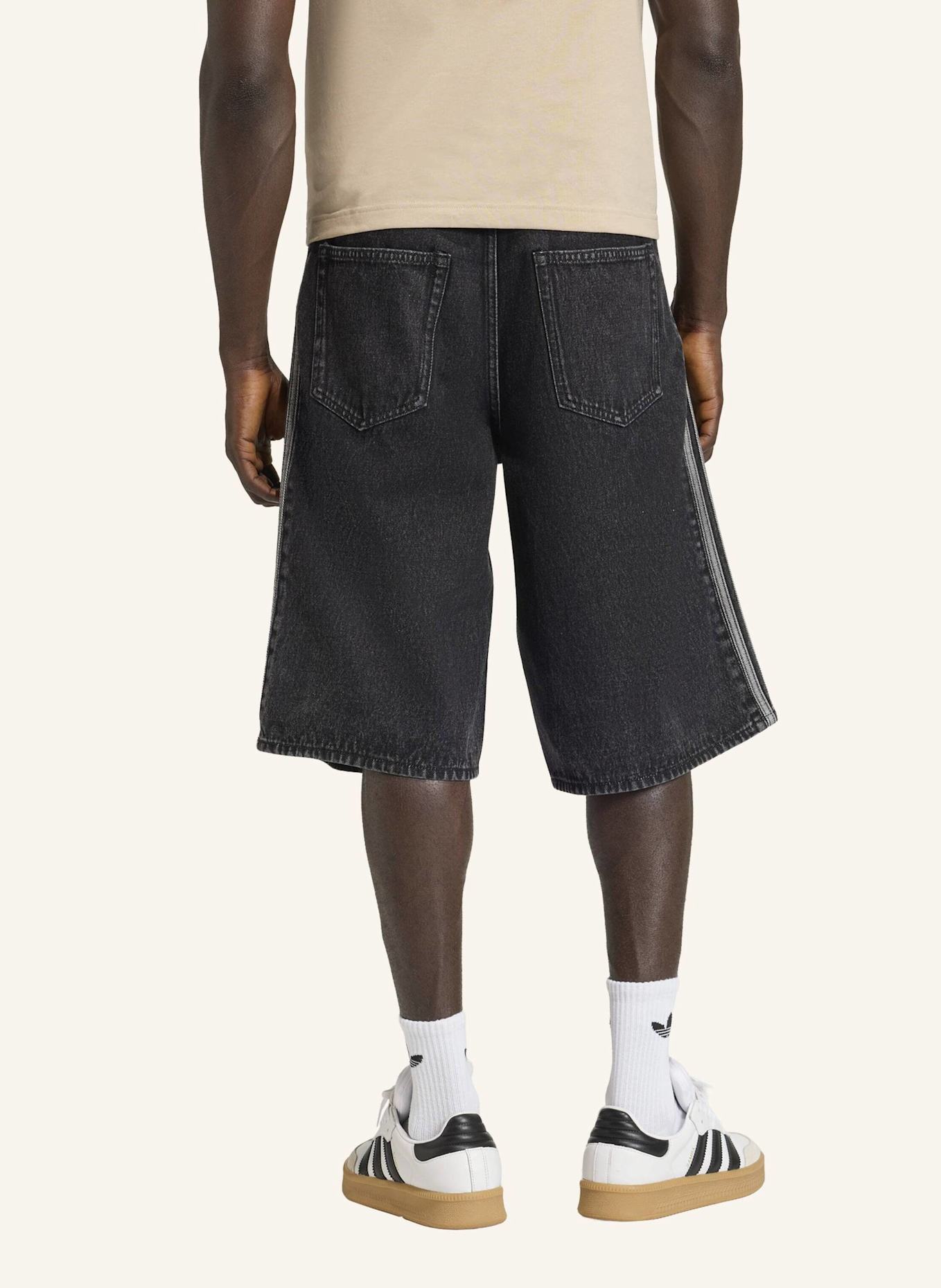 adidas Originals FIREBIRD ADICOLOR JEANS-SHORTS: SCHWARZ