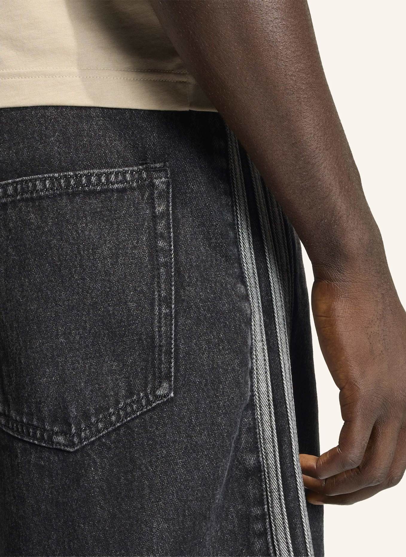 adidas Originals FIREBIRD ADICOLOR JEANS-SHORTS: SCHWARZ