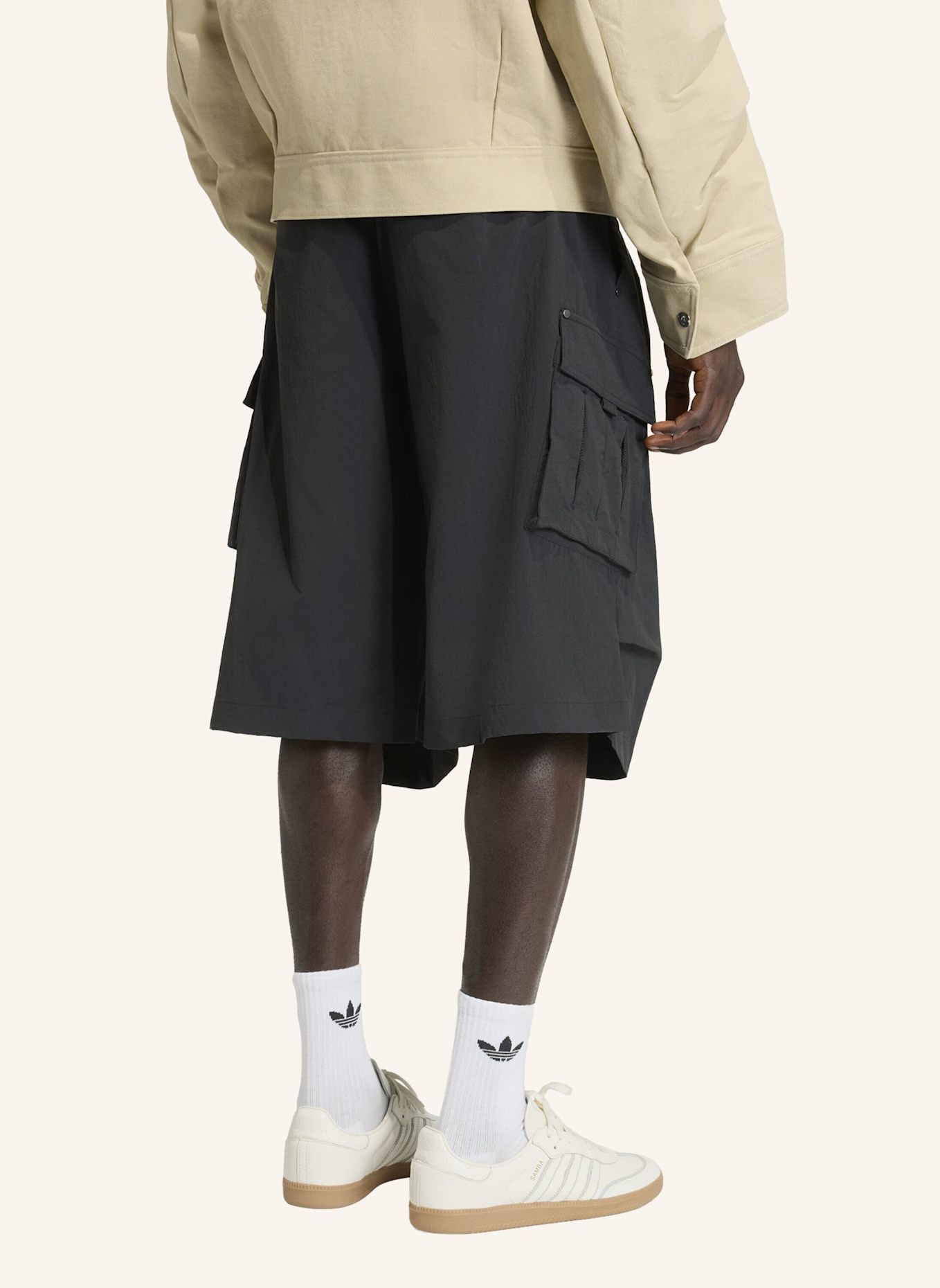 adidas Originals PREMIUM ESSENTIALS UTILITY LONG SHORTS: SCHWARZ