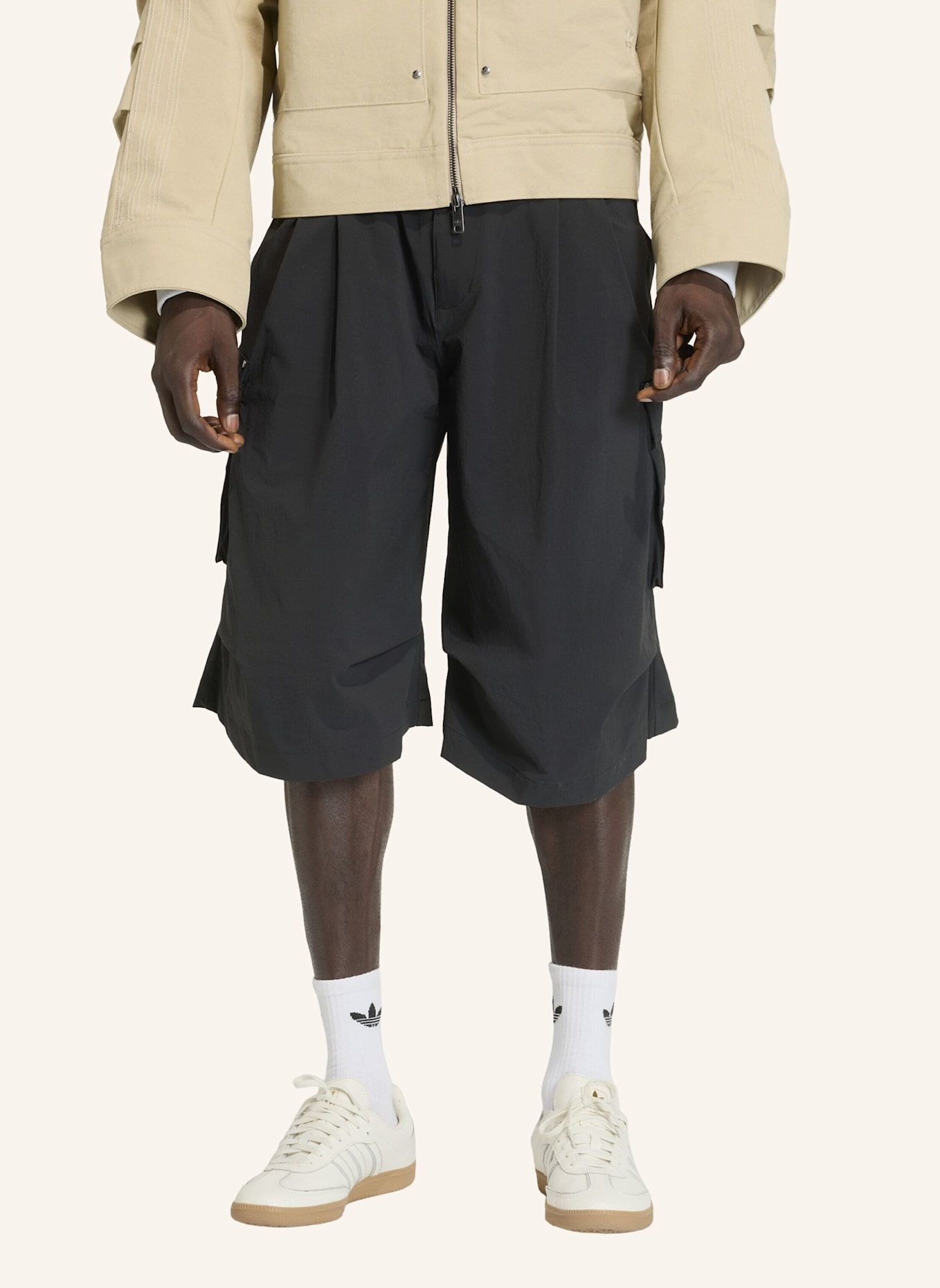 adidas Originals PREMIUM ESSENTIALS UTILITY LONG SHORTS: SCHWARZ
