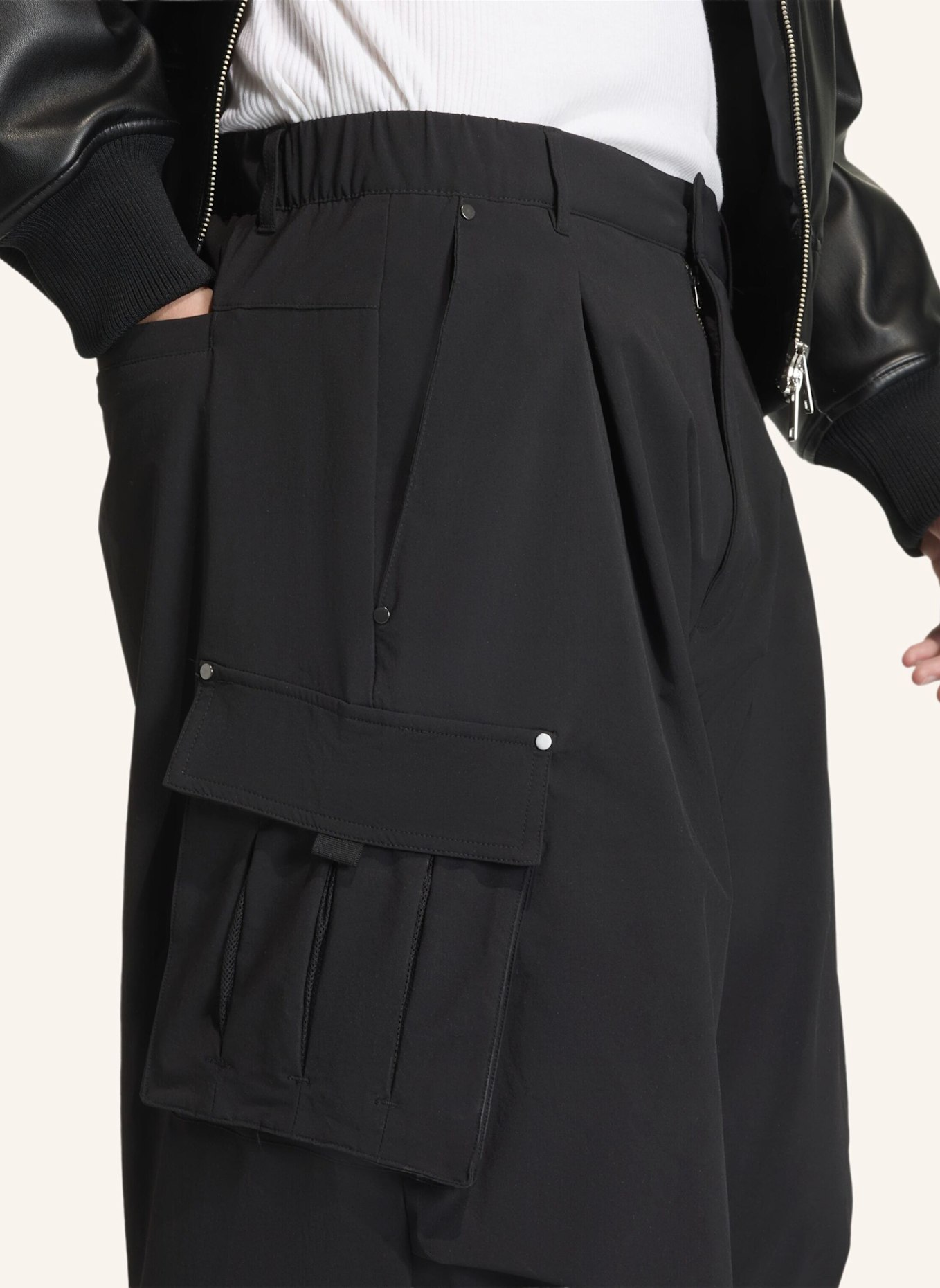 adidas Originals PREMIUM ESSENTIALS UTILITY CARGOHOSE: SCHWARZ