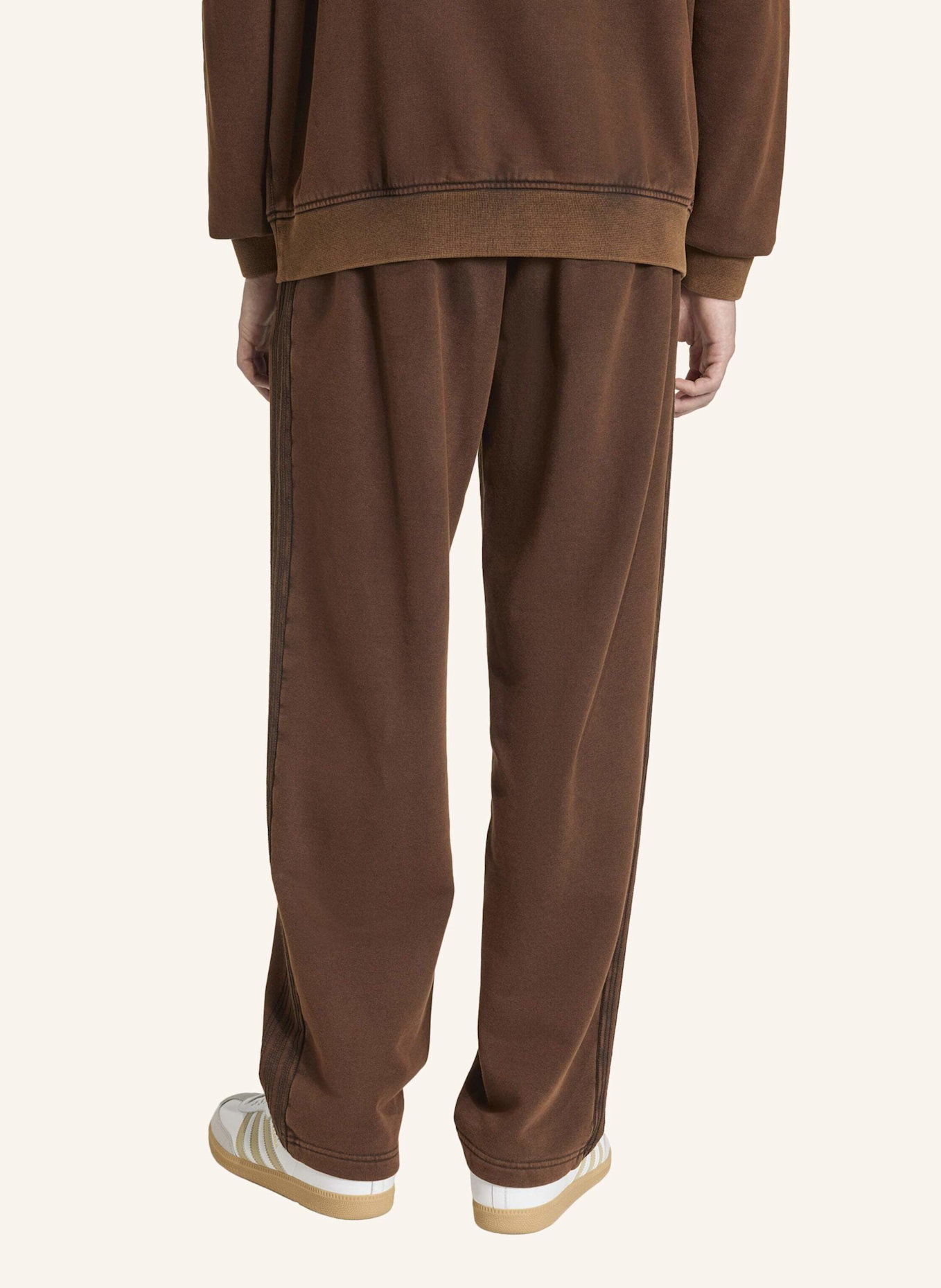 adidas Originals PREMIUM ESSENTIALS RETRO WASHED OPEN HEM HOSE: BRAUN