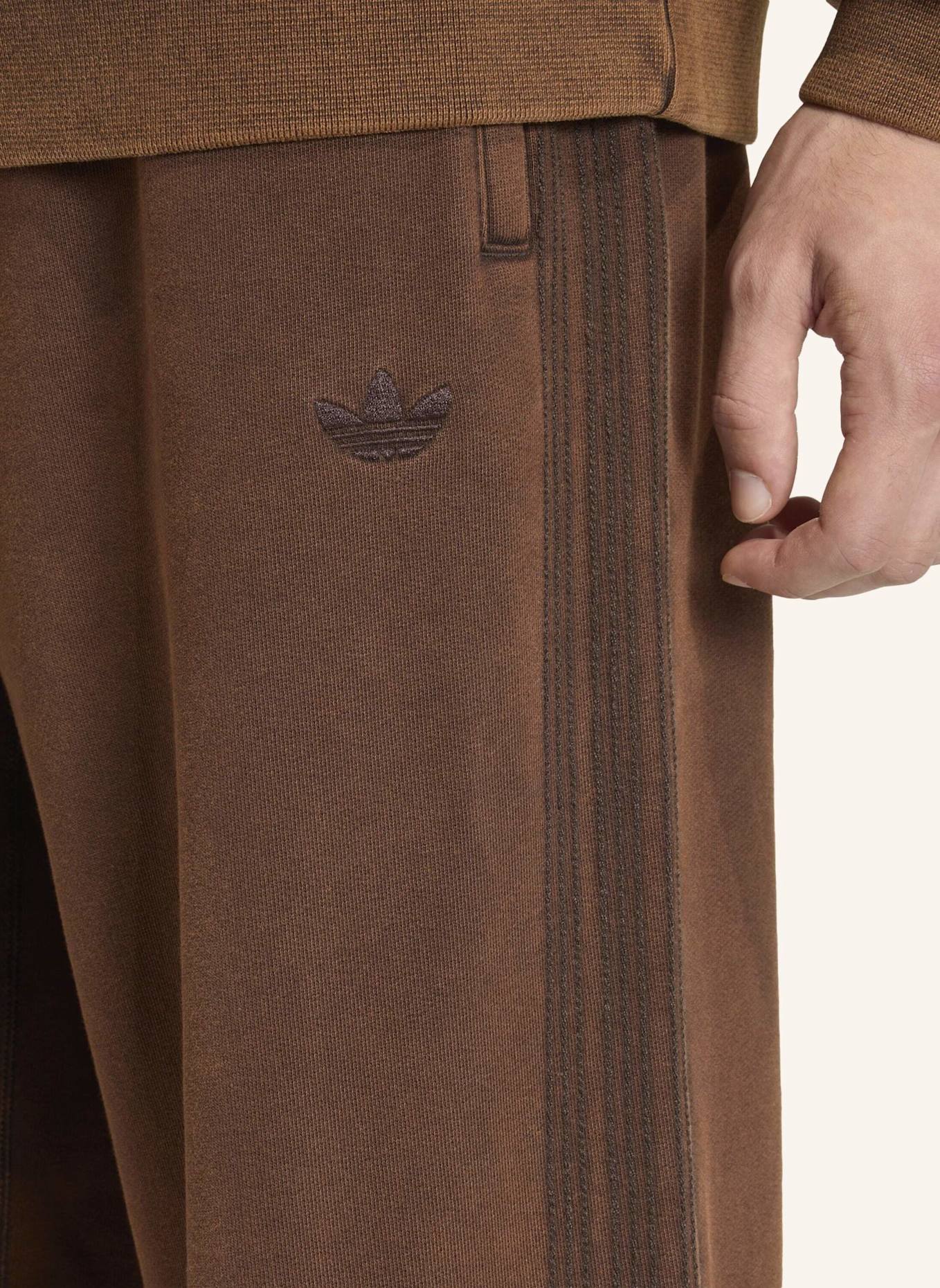 adidas Originals PREMIUM ESSENTIALS RETRO WASHED OPEN HEM HOSE: BRAUN