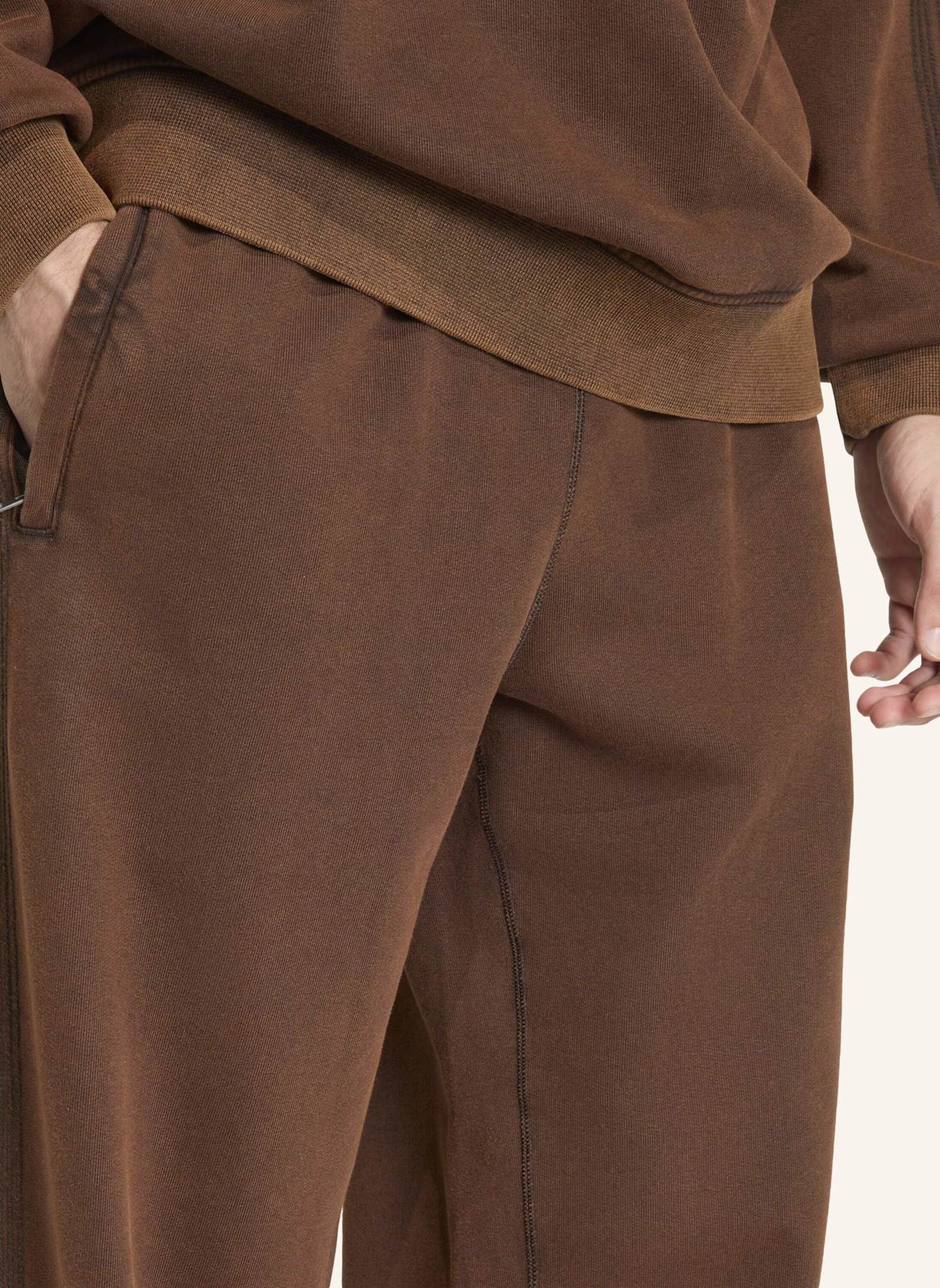 adidas Originals PREMIUM ESSENTIALS RETRO WASHED OPEN HEM HOSE: BRAUN