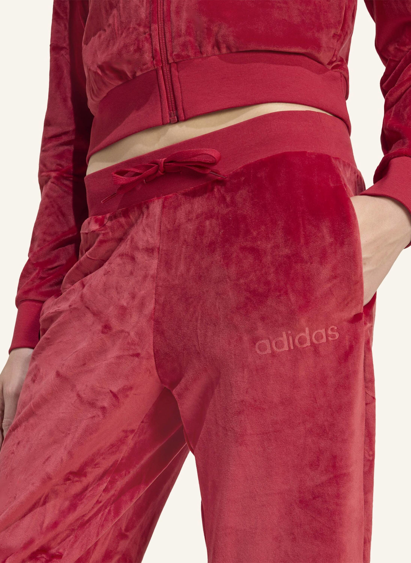 adidas GLAM VELVET TRAININGSANZUG: ROT
