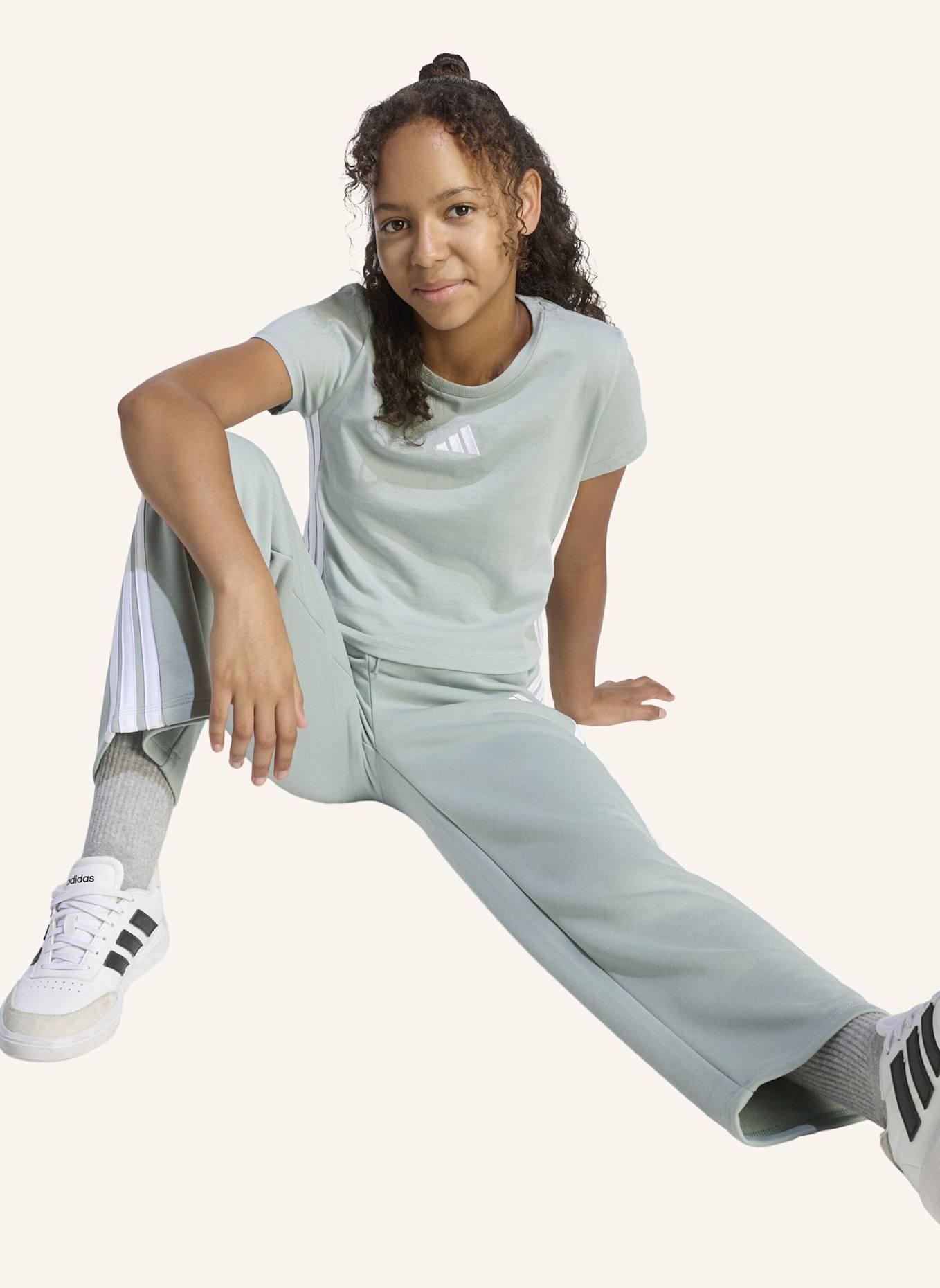 adidas T-Shirt ESSENTIALS: GRÜN/ WEISS