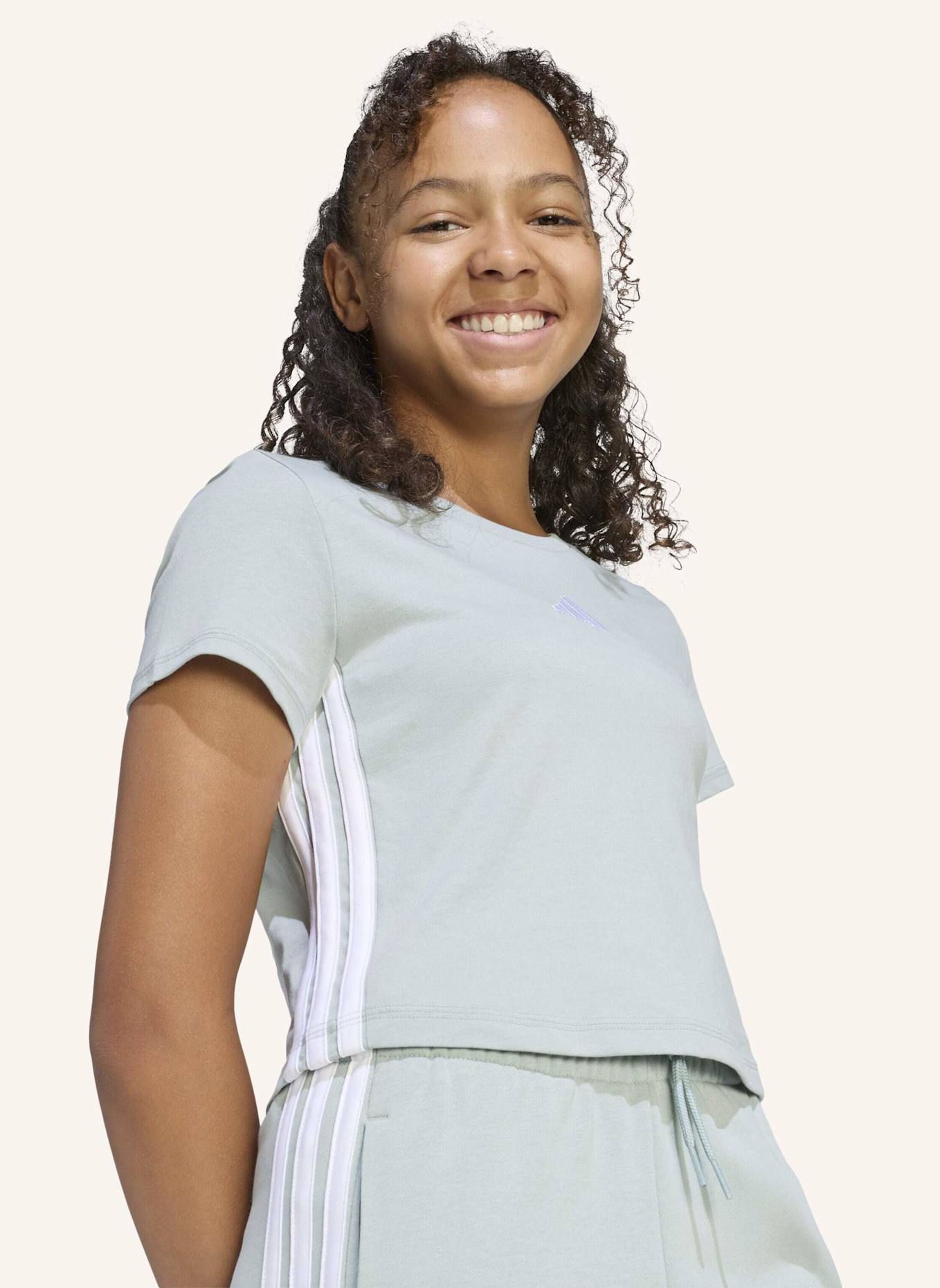 adidas T-Shirt ESSENTIALS: GRÜN/ WEISS