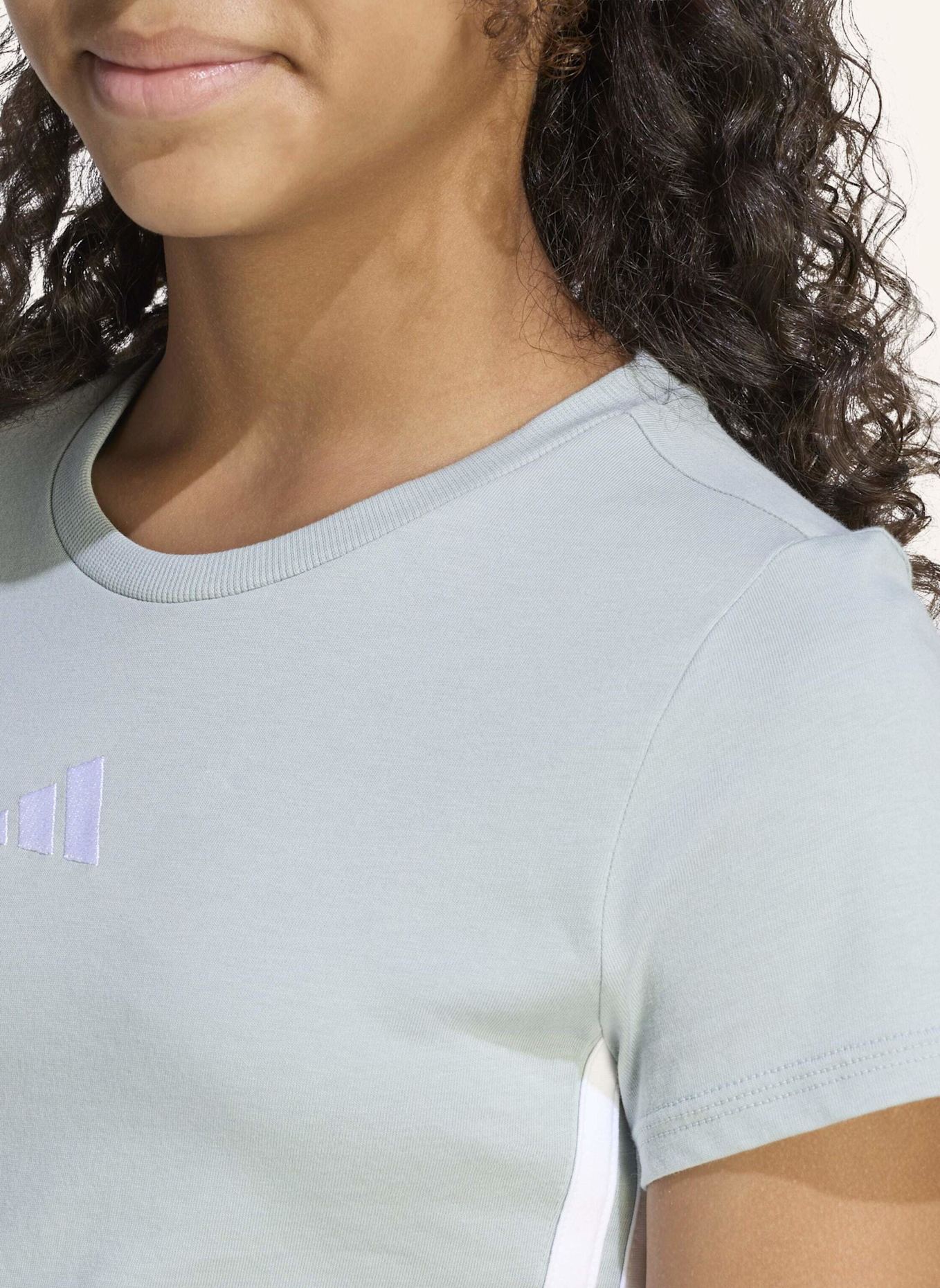 adidas T-Shirt ESSENTIALS: GRÜN/ WEISS