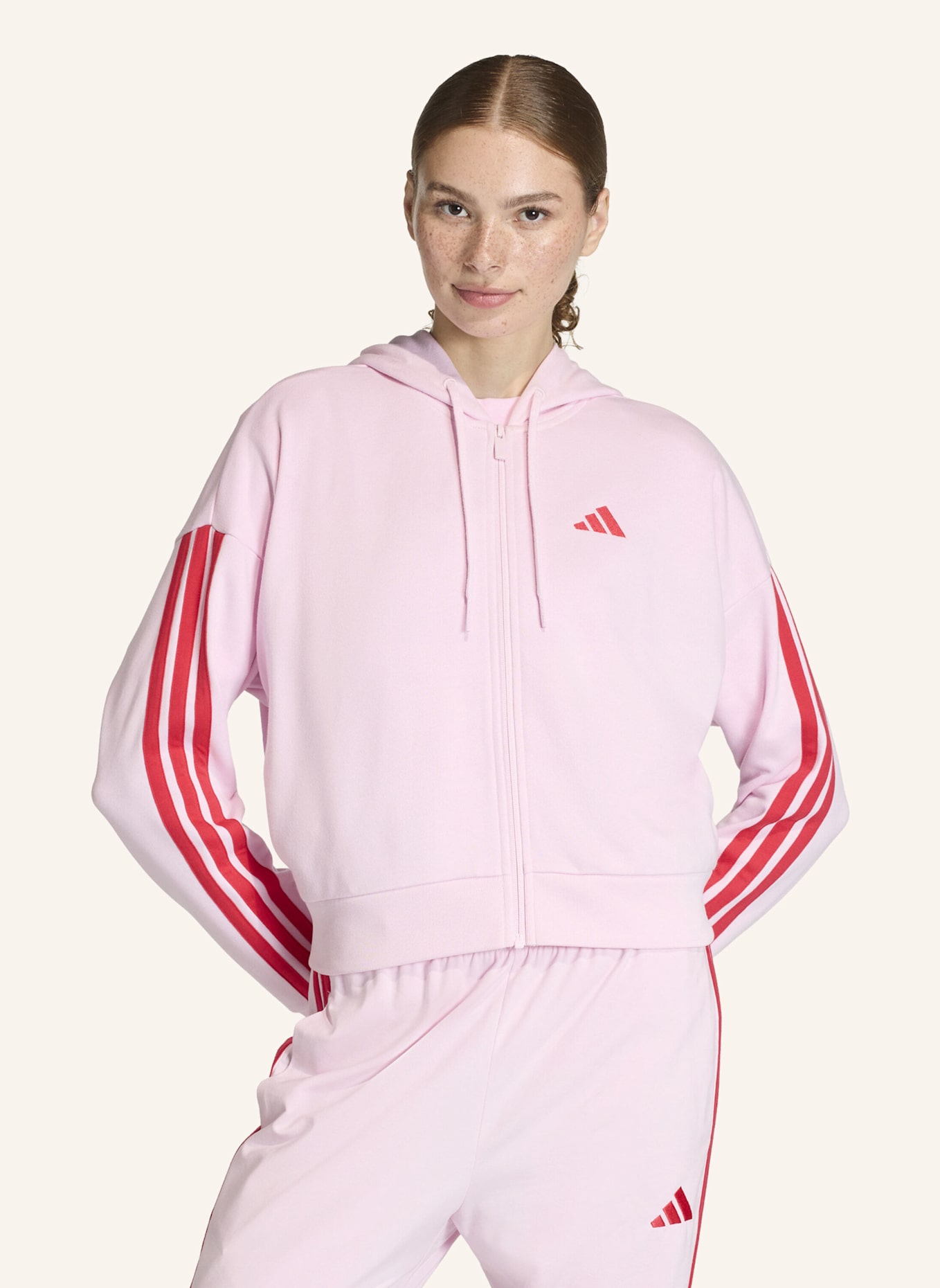adidas ESSENTIALS 3-STREIFEN FRENCH TERRY KAPUZENJACKE: ROSA/ ROT