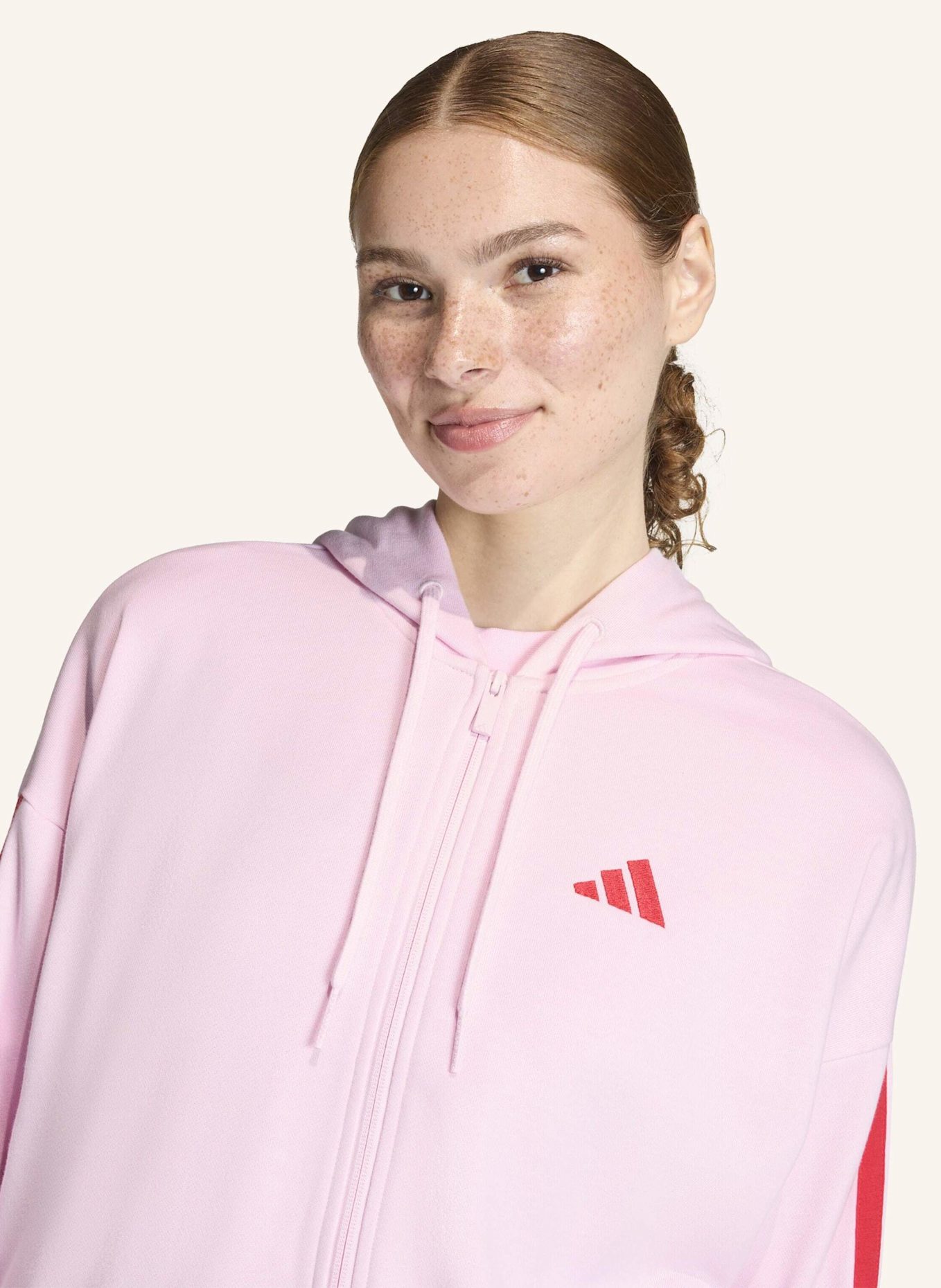 adidas ESSENTIALS 3-STREIFEN FRENCH TERRY KAPUZENJACKE: ROSA/ ROT