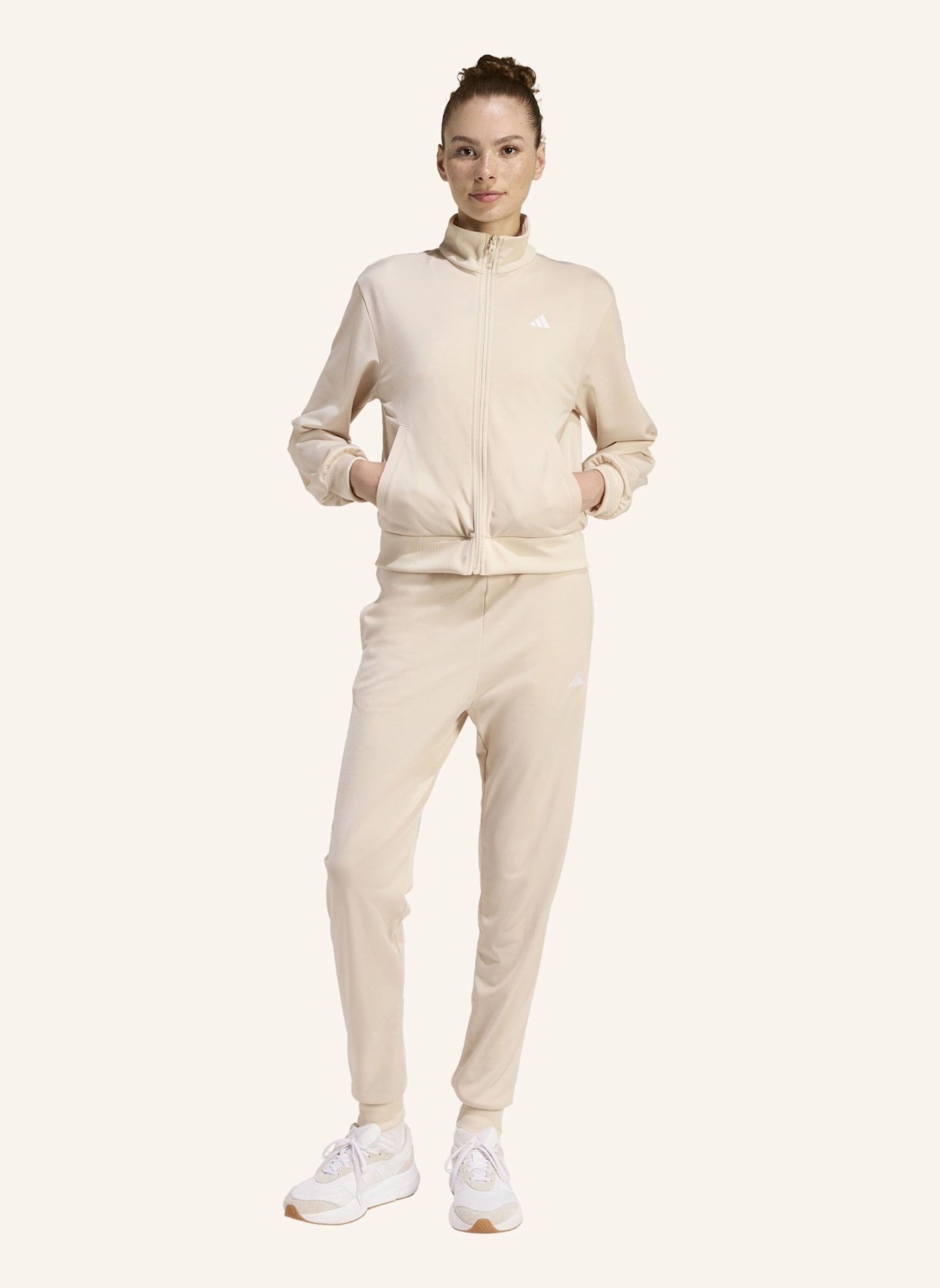 adidas ESSENTIALS FEEL COZY TRAININGSANZUG: BEIGE