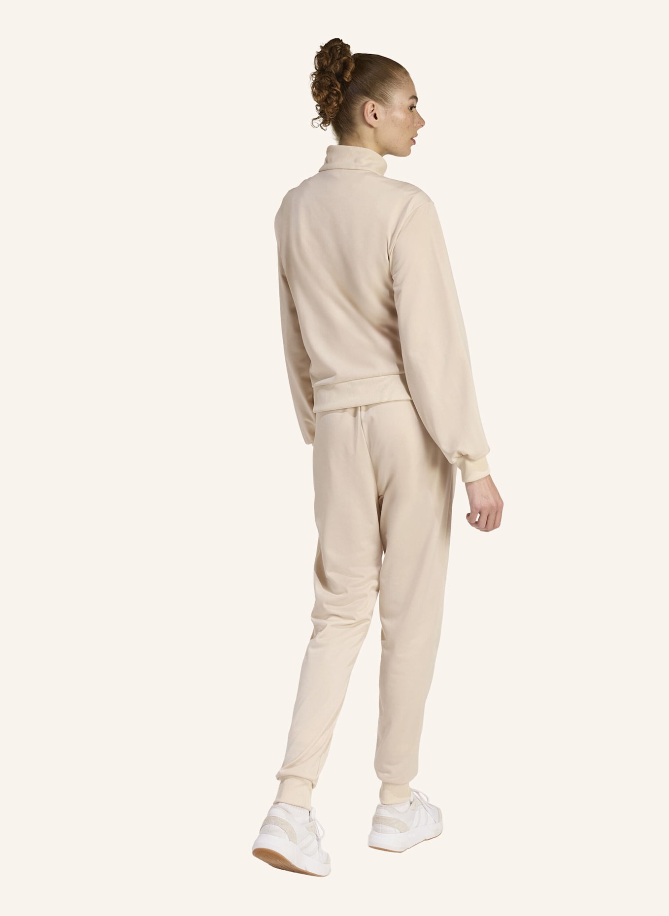 adidas ESSENTIALS FEEL COZY TRAININGSANZUG: BEIGE