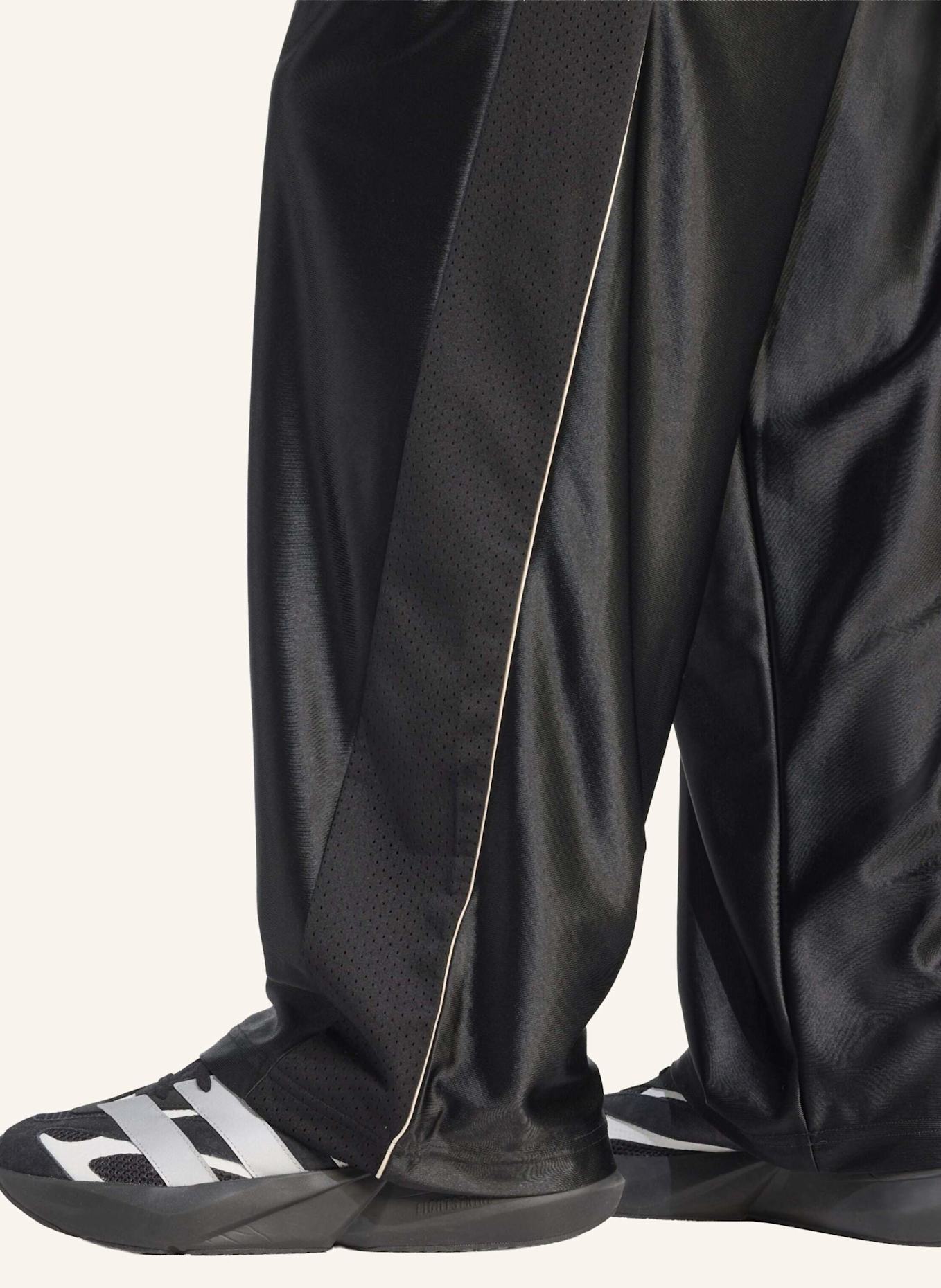 adidas GLÄNZENDE STADIUM TRIKOTHOSE: SCHWARZ/ BEIGE/ WEISS