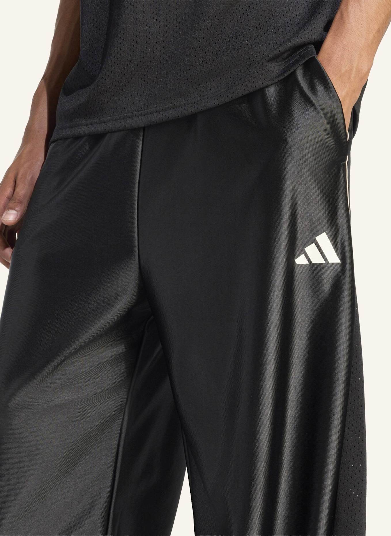 adidas GLÄNZENDE STADIUM TRIKOTHOSE: SCHWARZ/ BEIGE/ WEISS