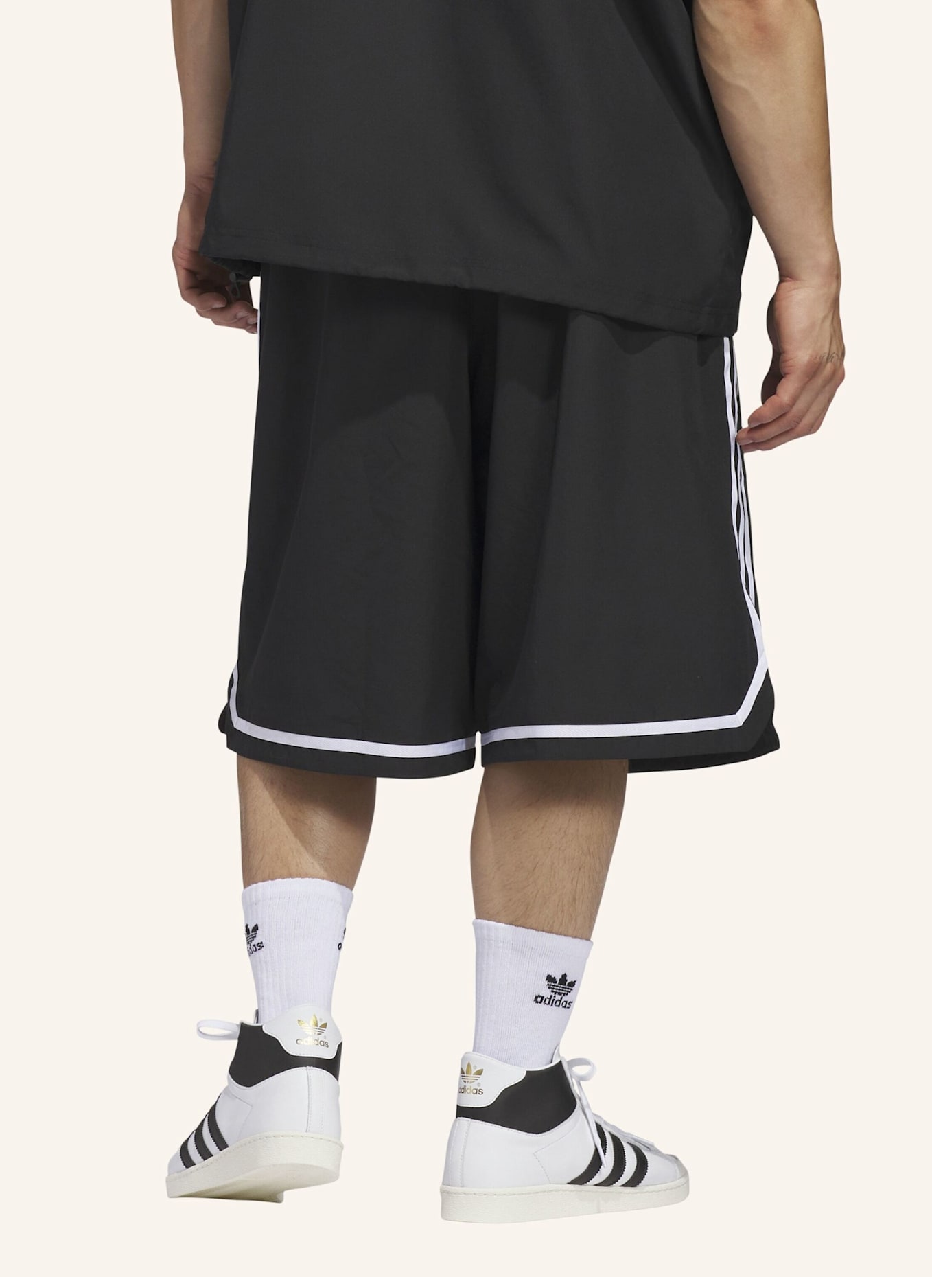 adidas Originals ORIGINALS BASKETBALL LONG SHORTS: SCHWARZ