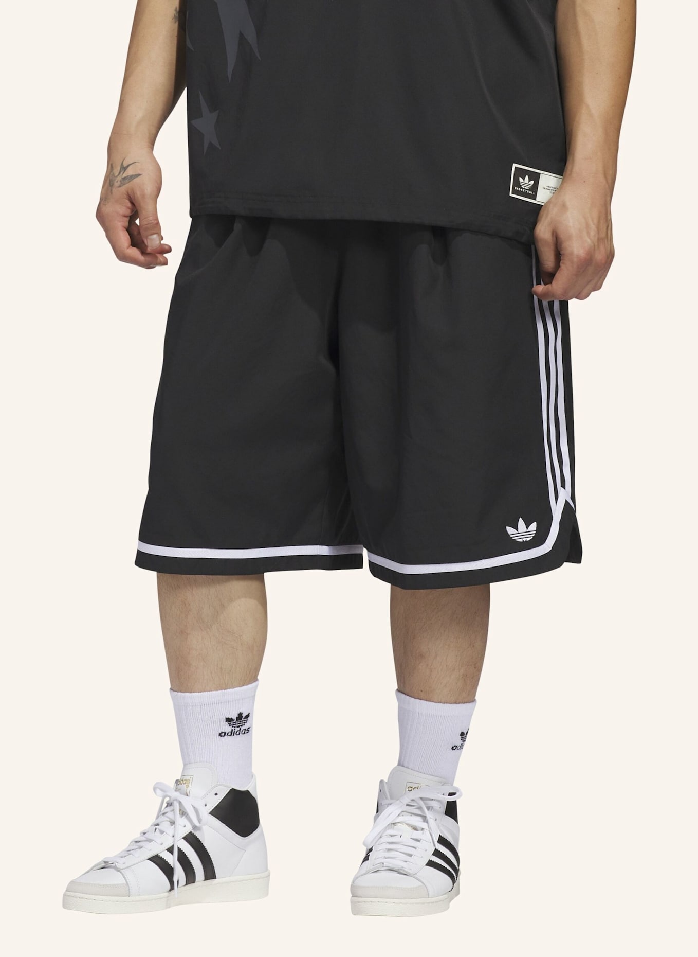 adidas Originals ORIGINALS BASKETBALL LONG SHORTS: SCHWARZ