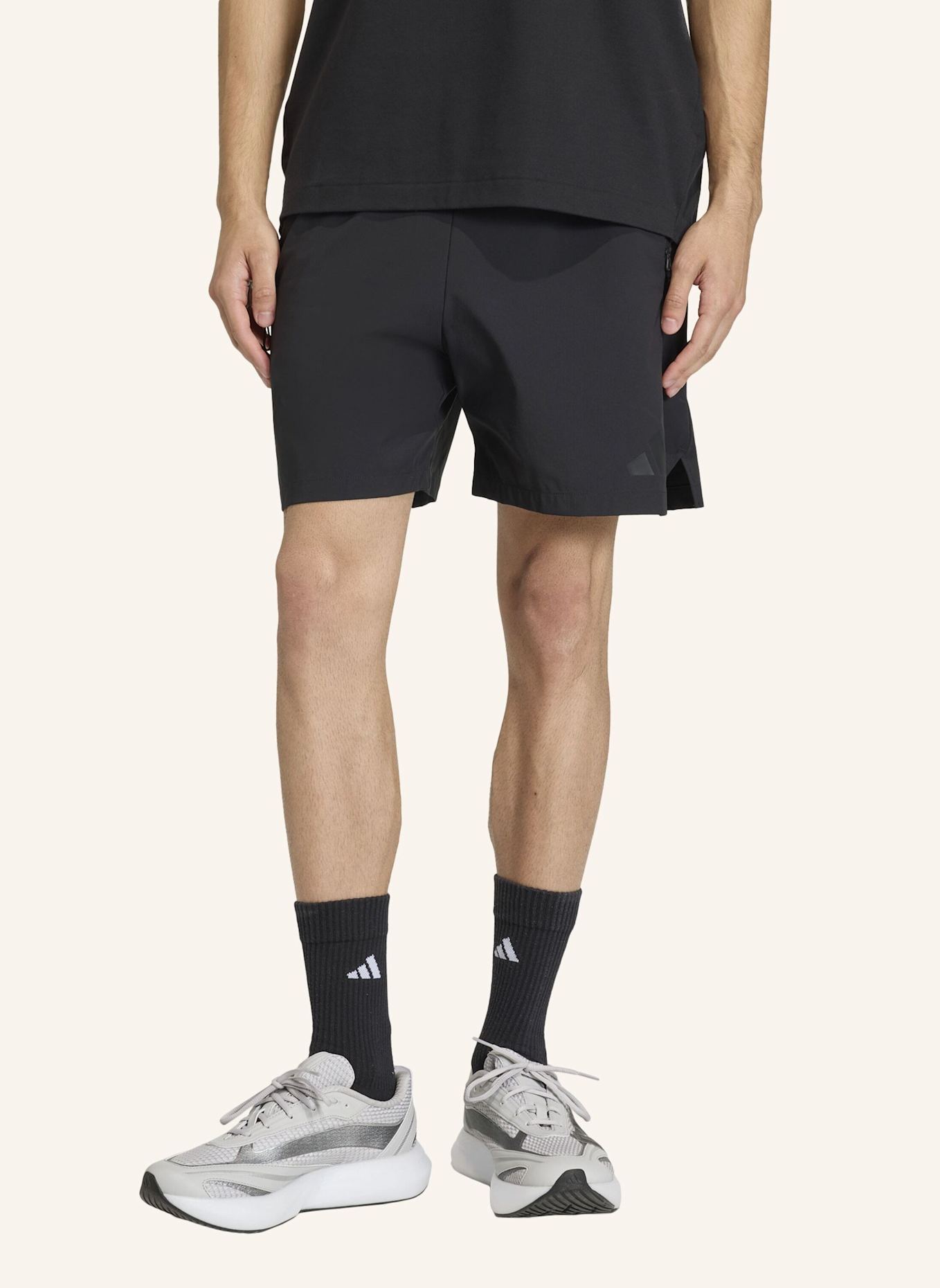 adidas ADIDAS Z.N.E. WOVEN SHORTS: SCHWARZ