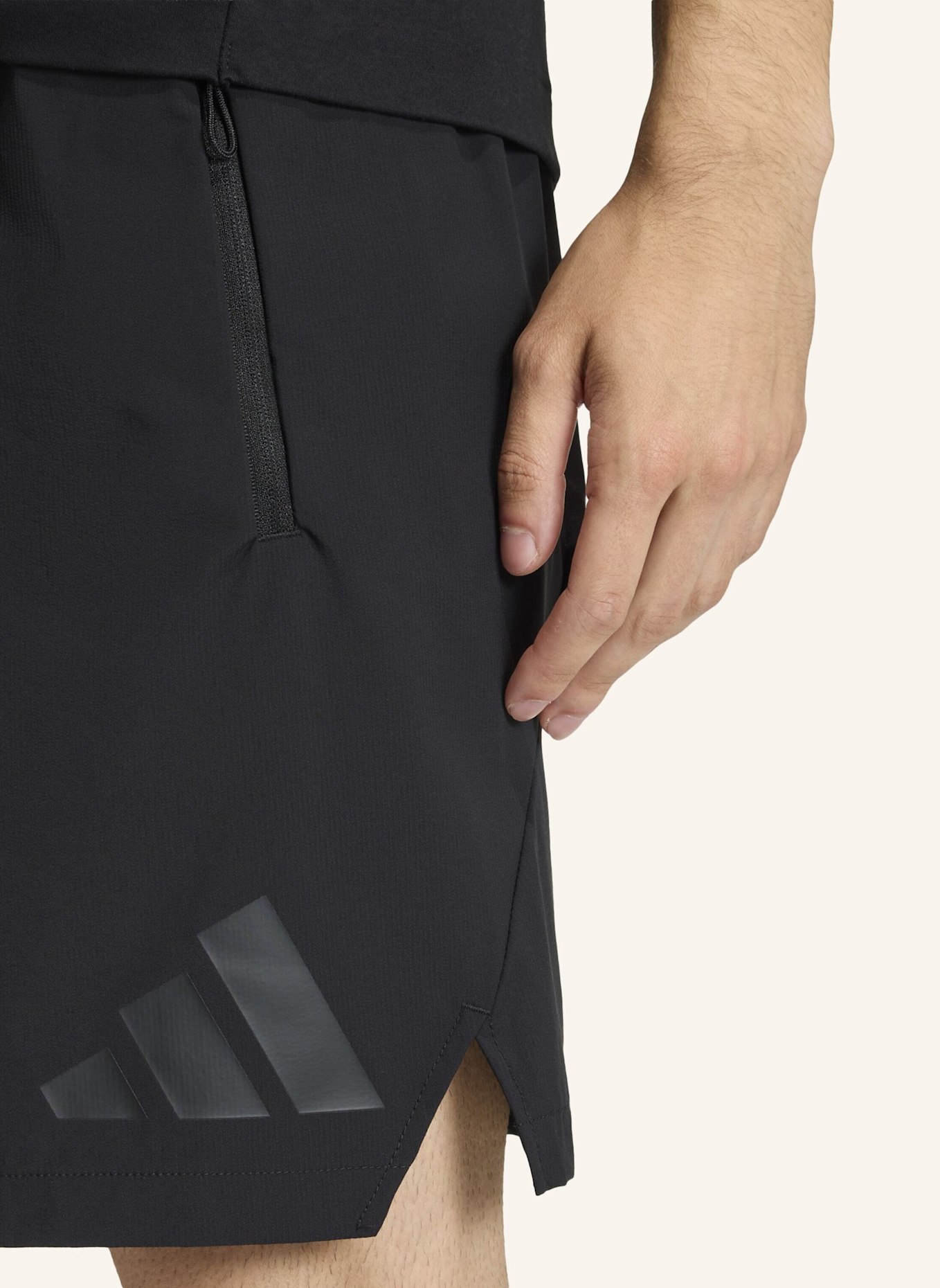 adidas ADIDAS Z.N.E. WOVEN SHORTS: SCHWARZ