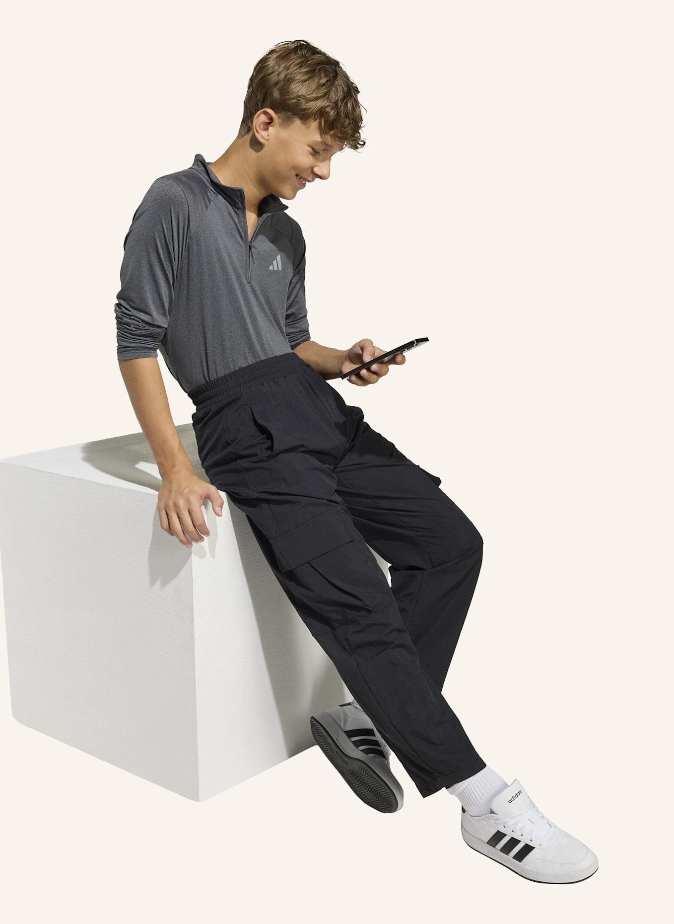 adidas FUTURE ICONS CARGO O-SHAPED LONGER LENGTH HOSE: SCHWARZ