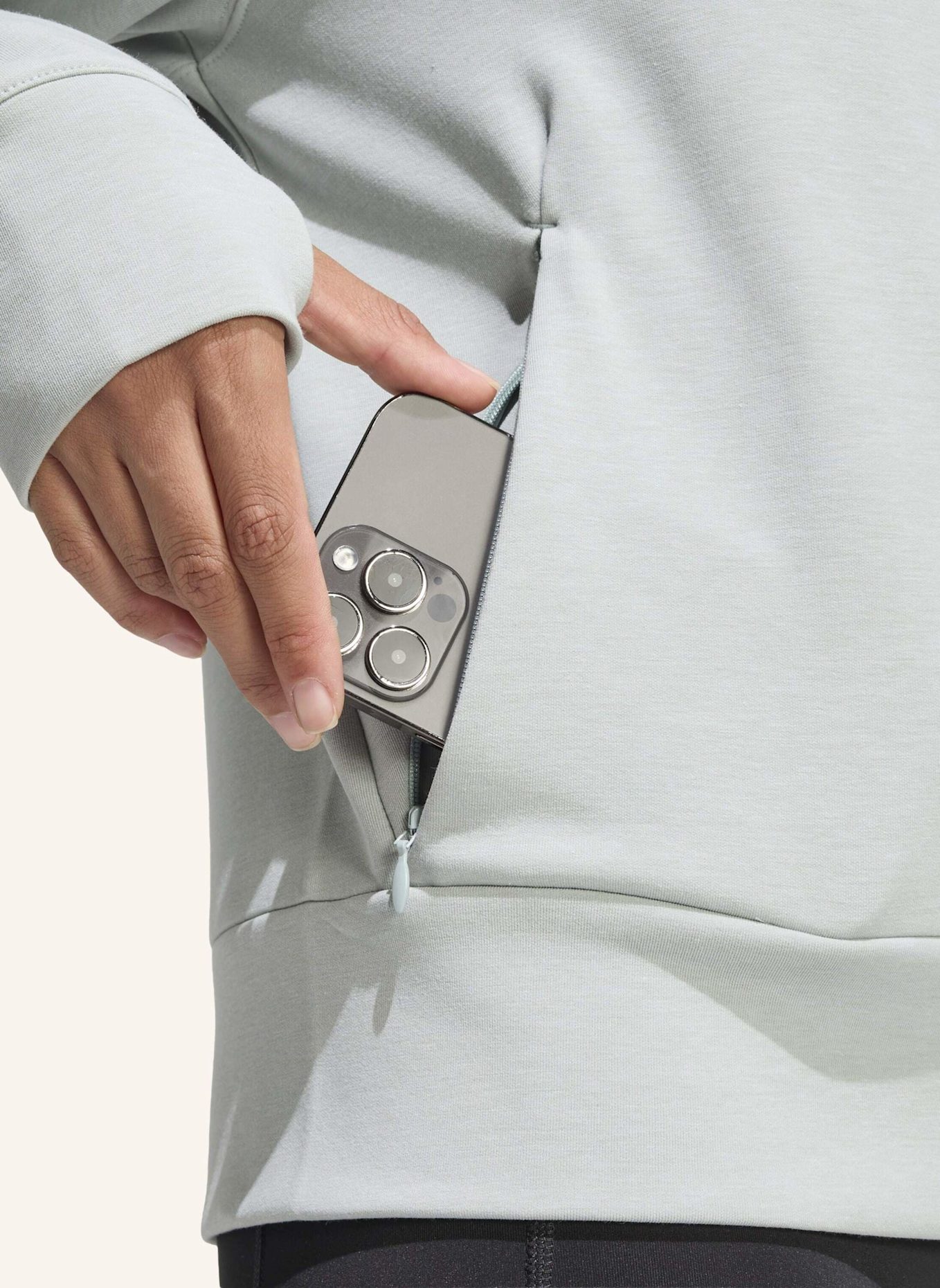 adidas FÜR DAS TRAINING ENTWORFENES WARM-UP SWEATSHIRT MIT RUNDHALSAUSSCHNITT: GRÜN