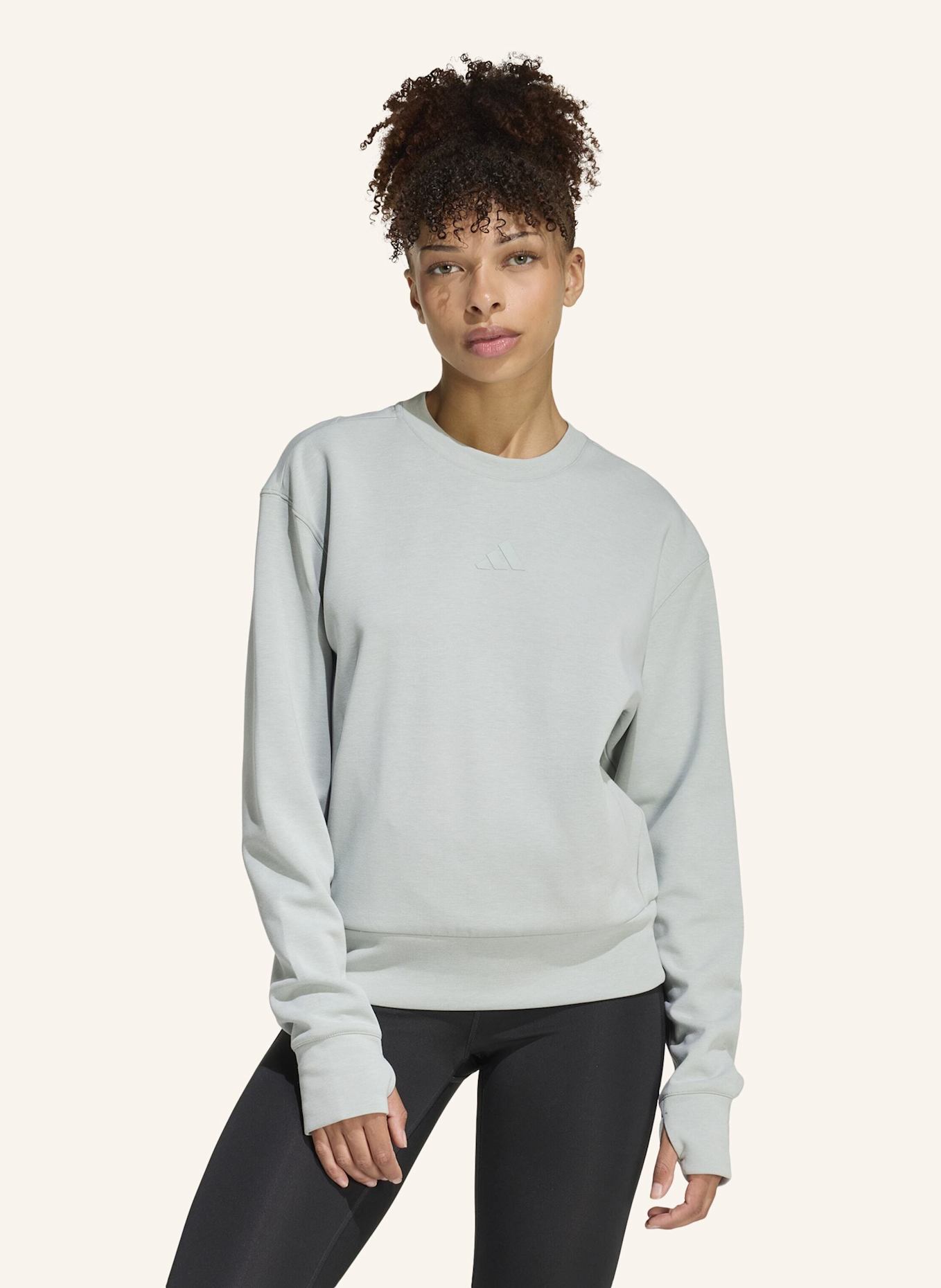 adidas FÜR DAS TRAINING ENTWORFENES WARM-UP SWEATSHIRT MIT RUNDHALSAUSSCHNITT: GRÜN