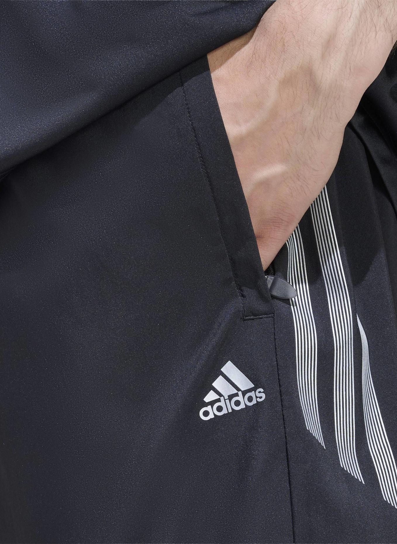 adidas Originals LIGHTWEIGHT REGULAR SHORTS: SCHWARZ