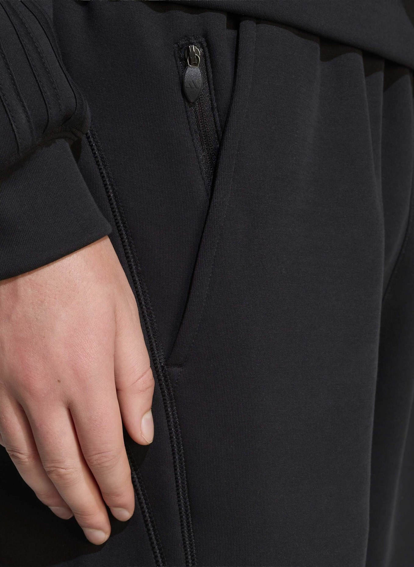 adidas Originals SPACER CUTLINE CREW SHORTS: SCHWARZ