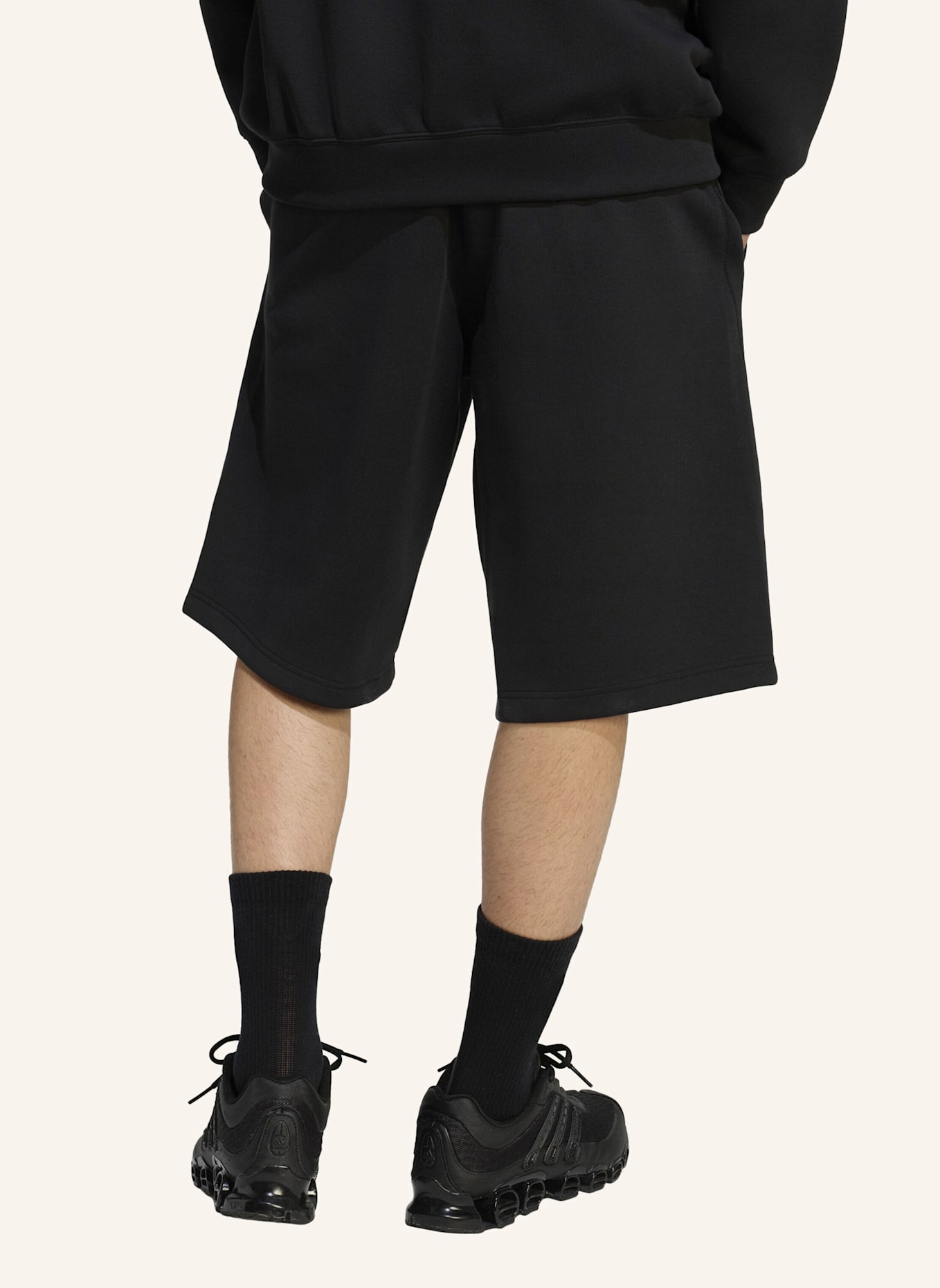 adidas Originals SPACER CUTLINE CREW SHORTS: SCHWARZ
